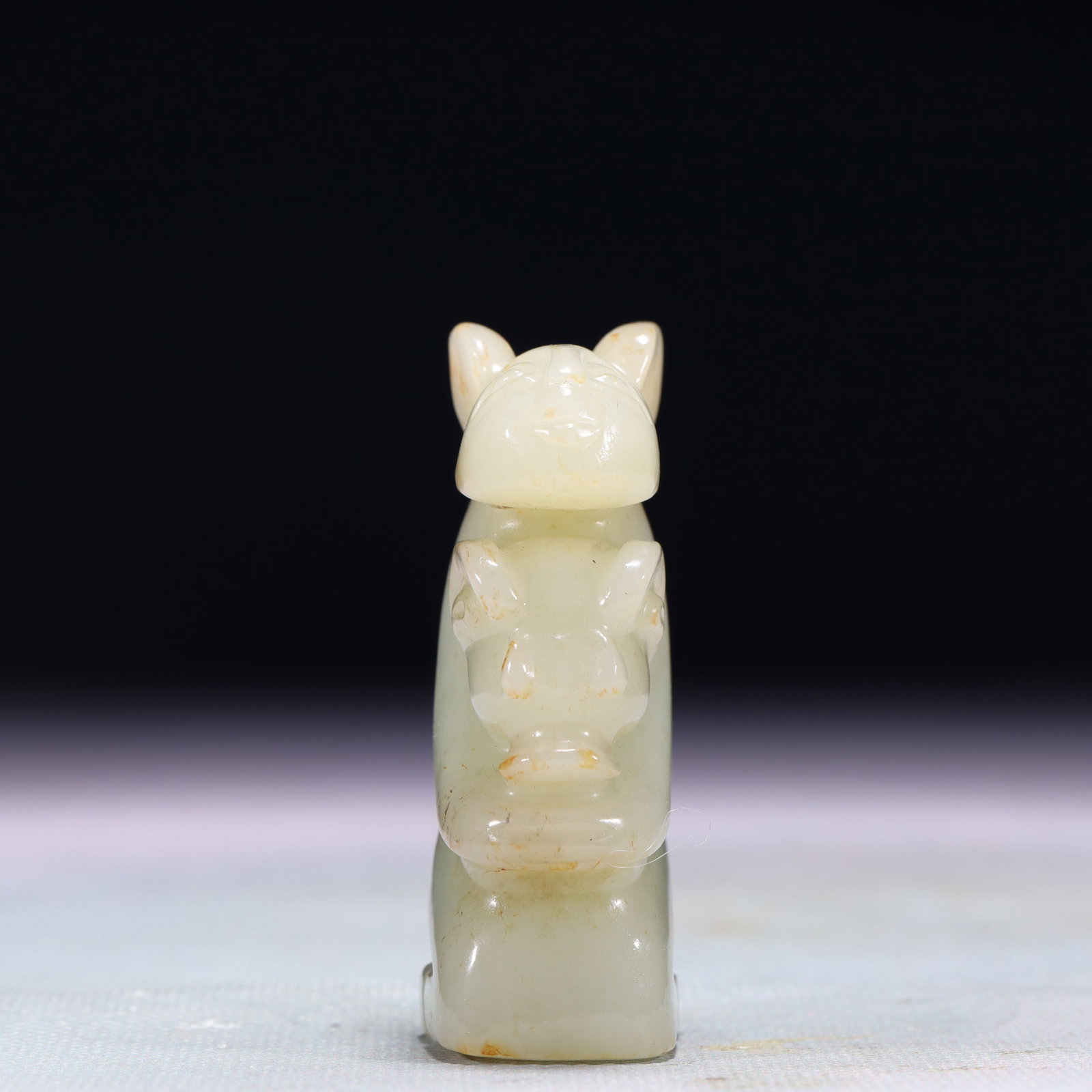 An Exquisite White Jade Beast Ornament: An Exquisite White Jade Beast Ornament,Qing Dynasty,China,Size:1.2inx0.8inx2.6in,Weight:84.8g 白玉兽摆件,中国清代