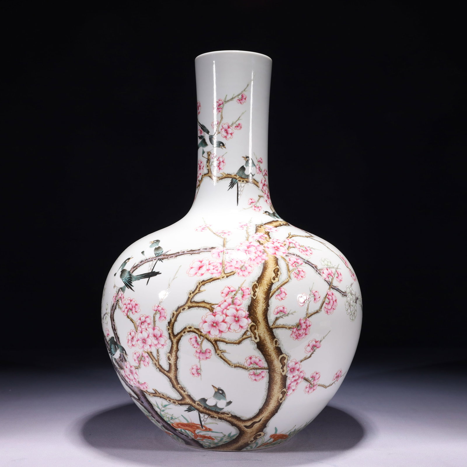 An Exquisite Famille-Rose Flower and Bird Pattern Vase: An Exquisite Famille-Rose Flower and Bird Pattern Vase,Qing Dynasty,China,Yongzheng Six-character Mark,Size:8.7inx14.6in,Weight:3100g 粉彩花鸟纹瓶,中国&