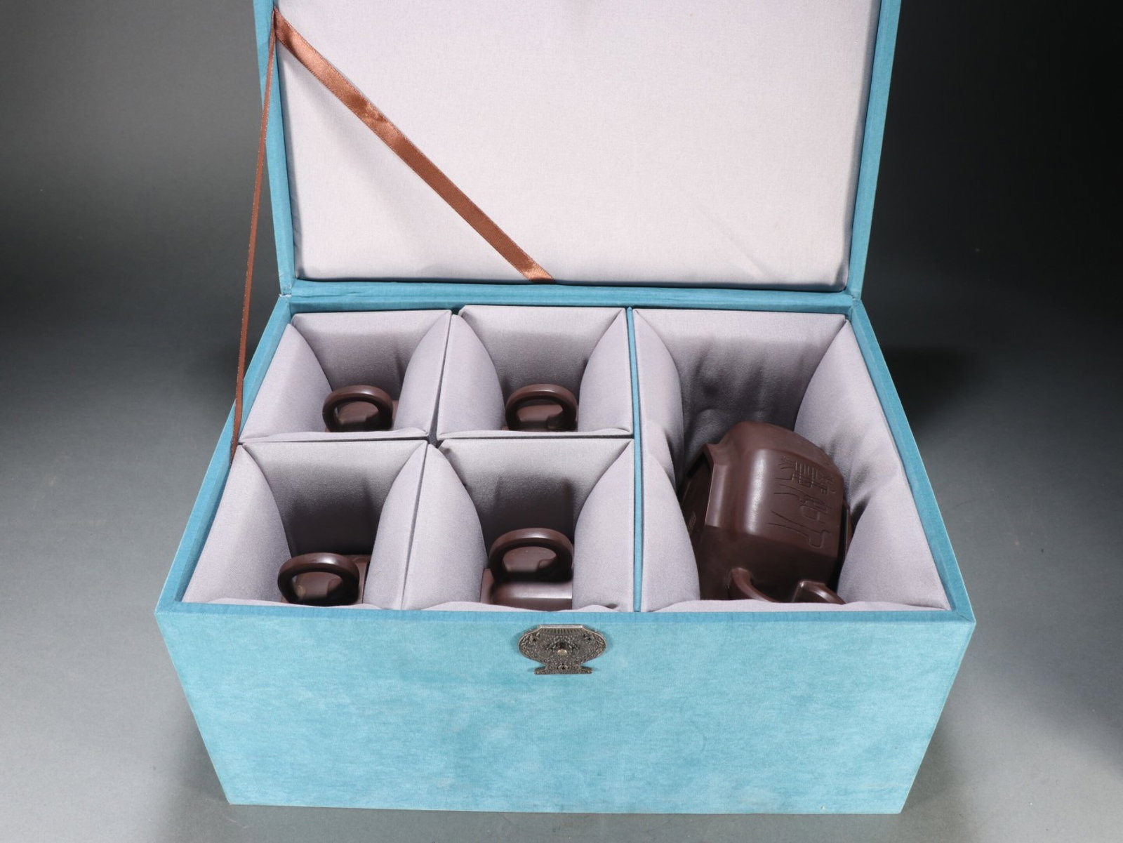 A Set of Rare Purple Sands Poem Teawares: A Set of Rare Purple Sands Poem Teawares,Qing Dynasty,China,Gu Jingzhou Mark,Size:(Teapot)3.5inx7.7in,(Cup)1.7inx4.4in 一套紫砂诗文茶具,中国