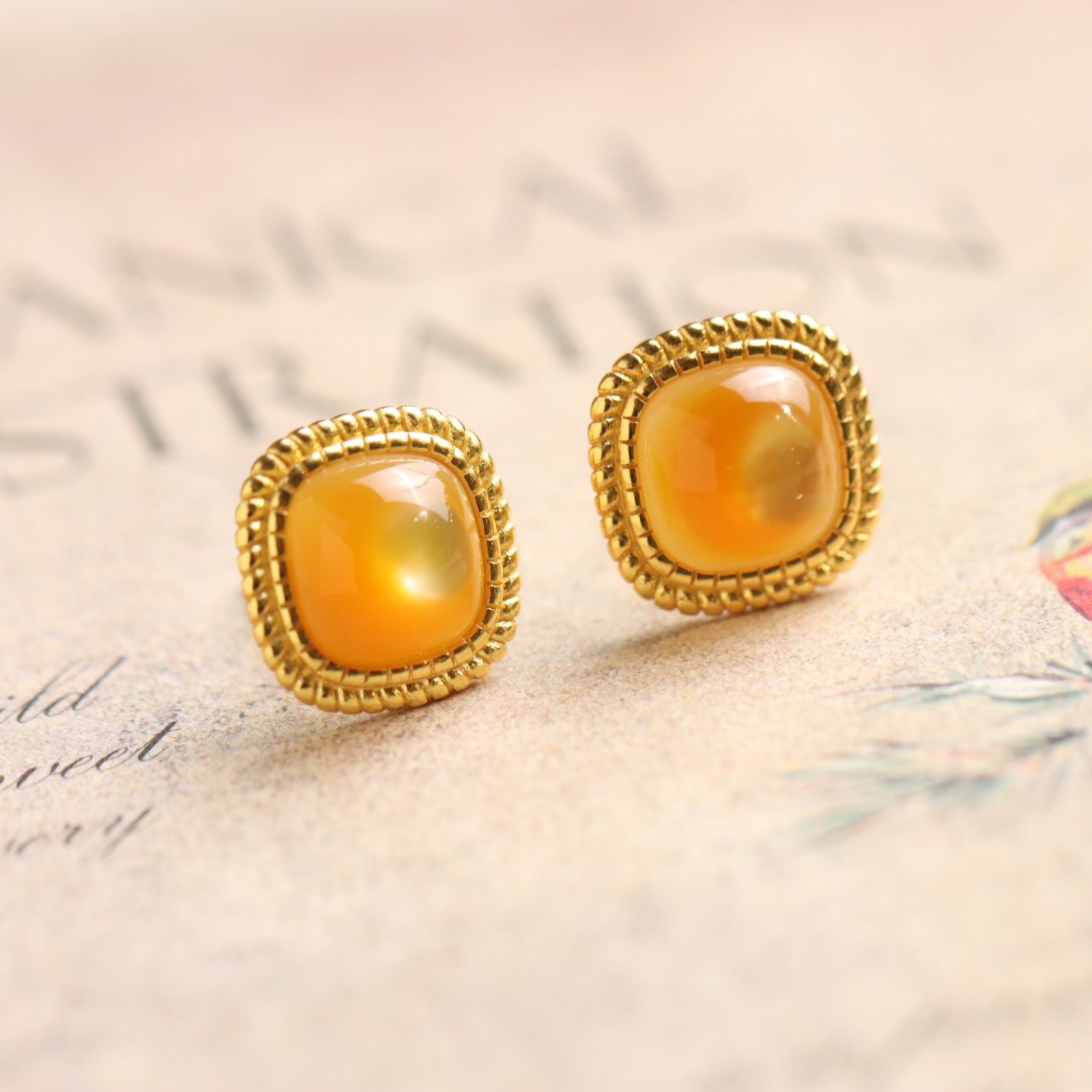 A Pair of Exquisite Sterling Silver-Gold Plated Inlaid Shell Earrings: A Pair of Exquisite Sterling Silver-Gold Plated Inlaid Shell Earrings 一对纯银镀金镶贝壳耳钉