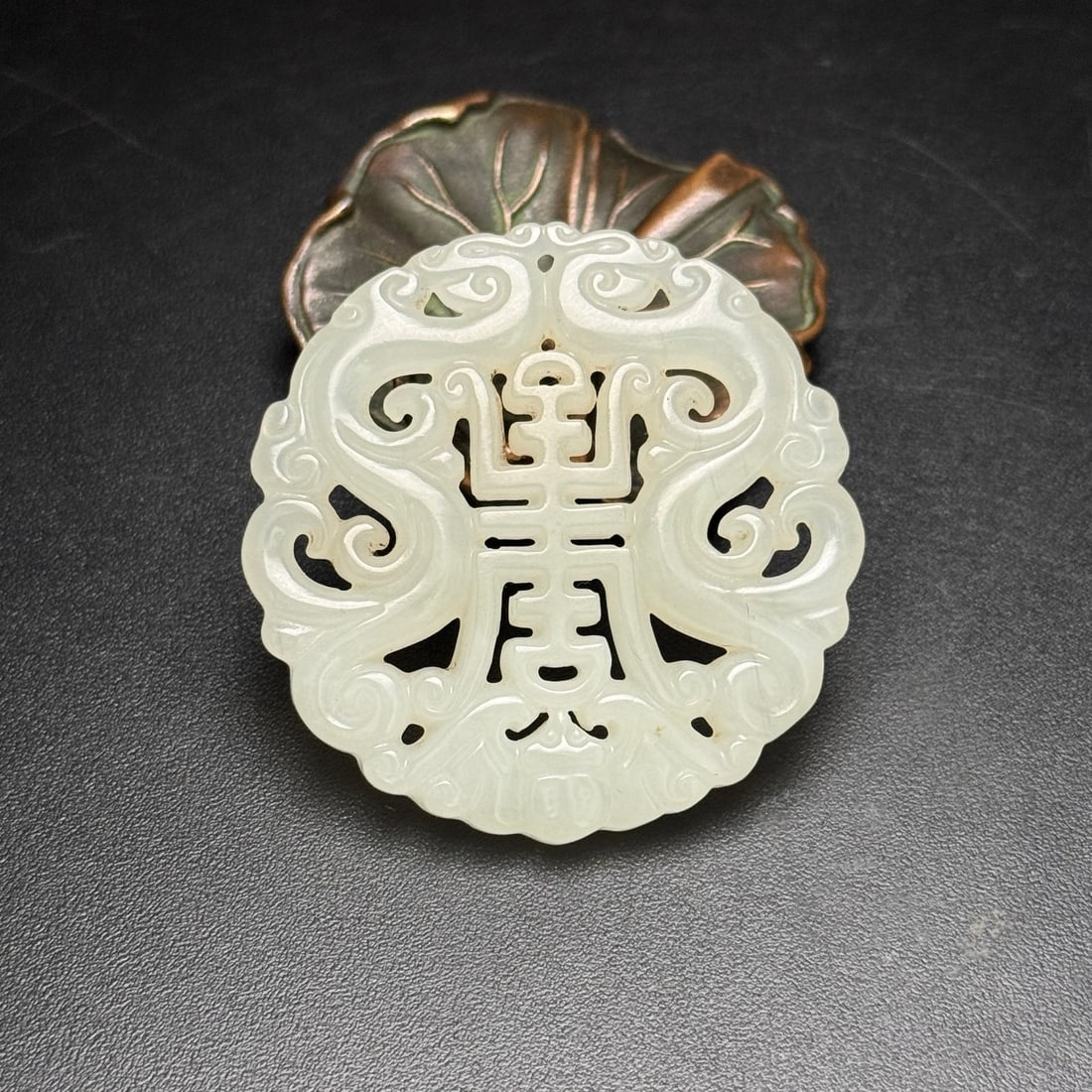 An Exquisite White Jade Hollow Dragon Bats and Peach Pattern Pendant: An Exquisite White Jade Hollow Dragon Bats and Peach Pattern Pendant,Qing Dynasty,China,Size:50mmx7mm,Weight:24g 白玉镂空龙福寿纹挂件,ߑ