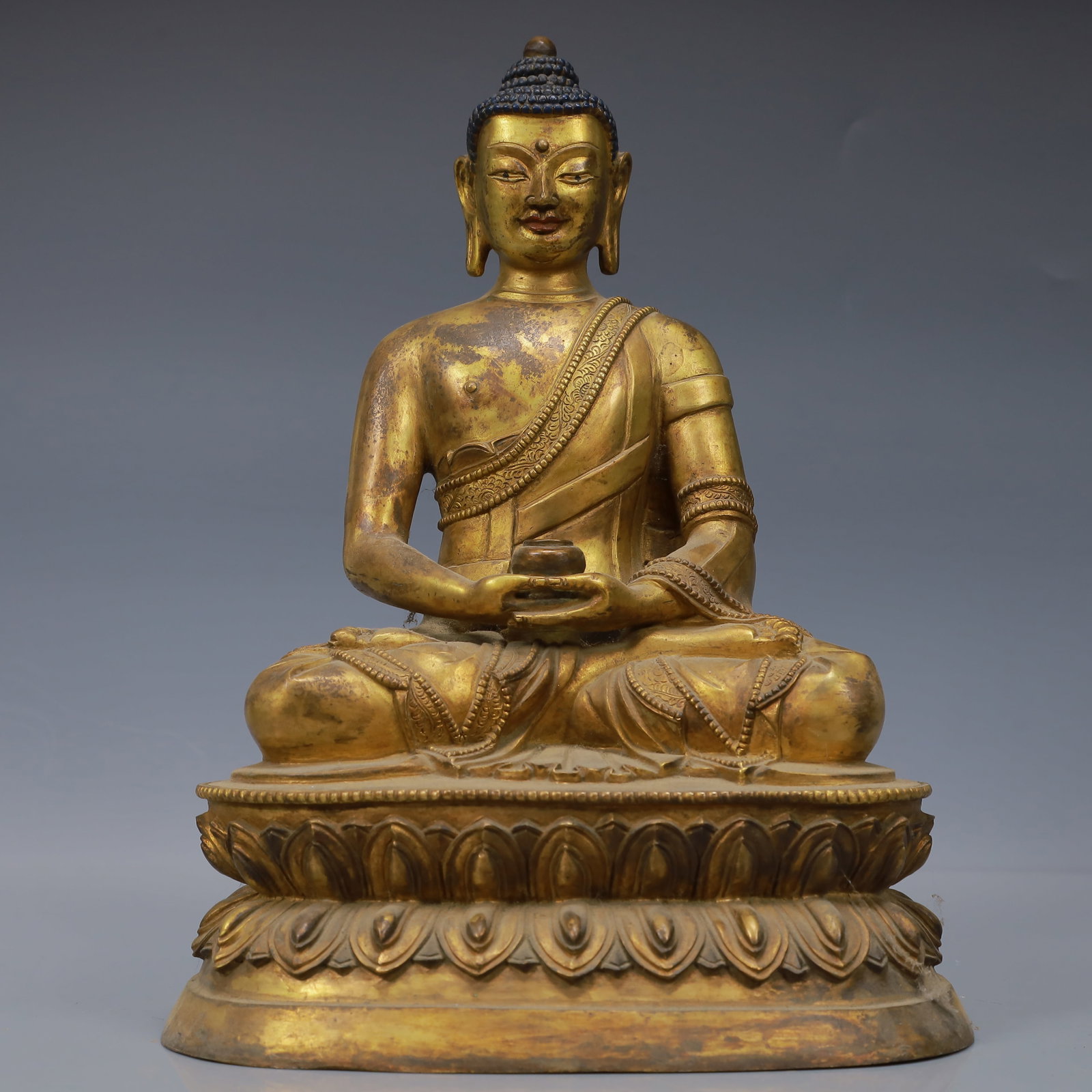An Exquisite Gilt Bronze Statue of Sakyamuni: An Exquisite Gilt Bronze Statue of Sakyamuni,Qing Dynasty, China,Size:7.1inx6.3inx10.2in,Weight:4350g 铜鎏金释迦摩尼像,中国清代