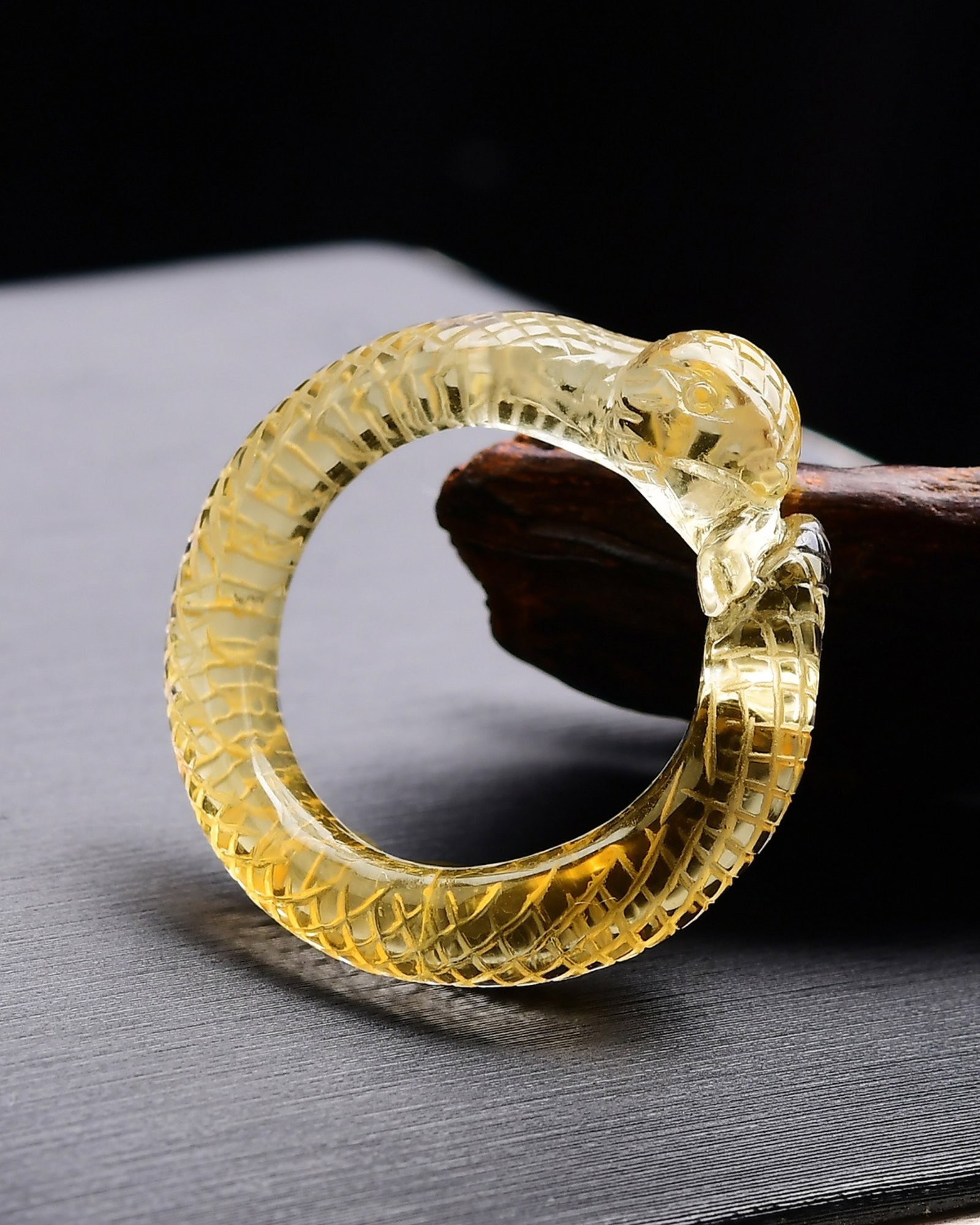 An Exquisite Crystal Snake-Shaped Fingerstall: An Exquisite Crystal Snake-Shaped Fingerstall,Size:18mmx6mmx5mm,Weight:4mmx6g 寓意事事如意,康乐吉祥,平安长寿,子