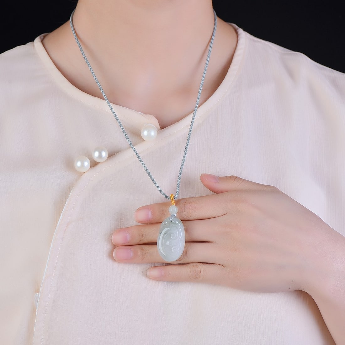 An Exquisite Jadeite Pendant: An Exquisite Jadeite Pendant,Size:19mmx32mm 翡翠挂件