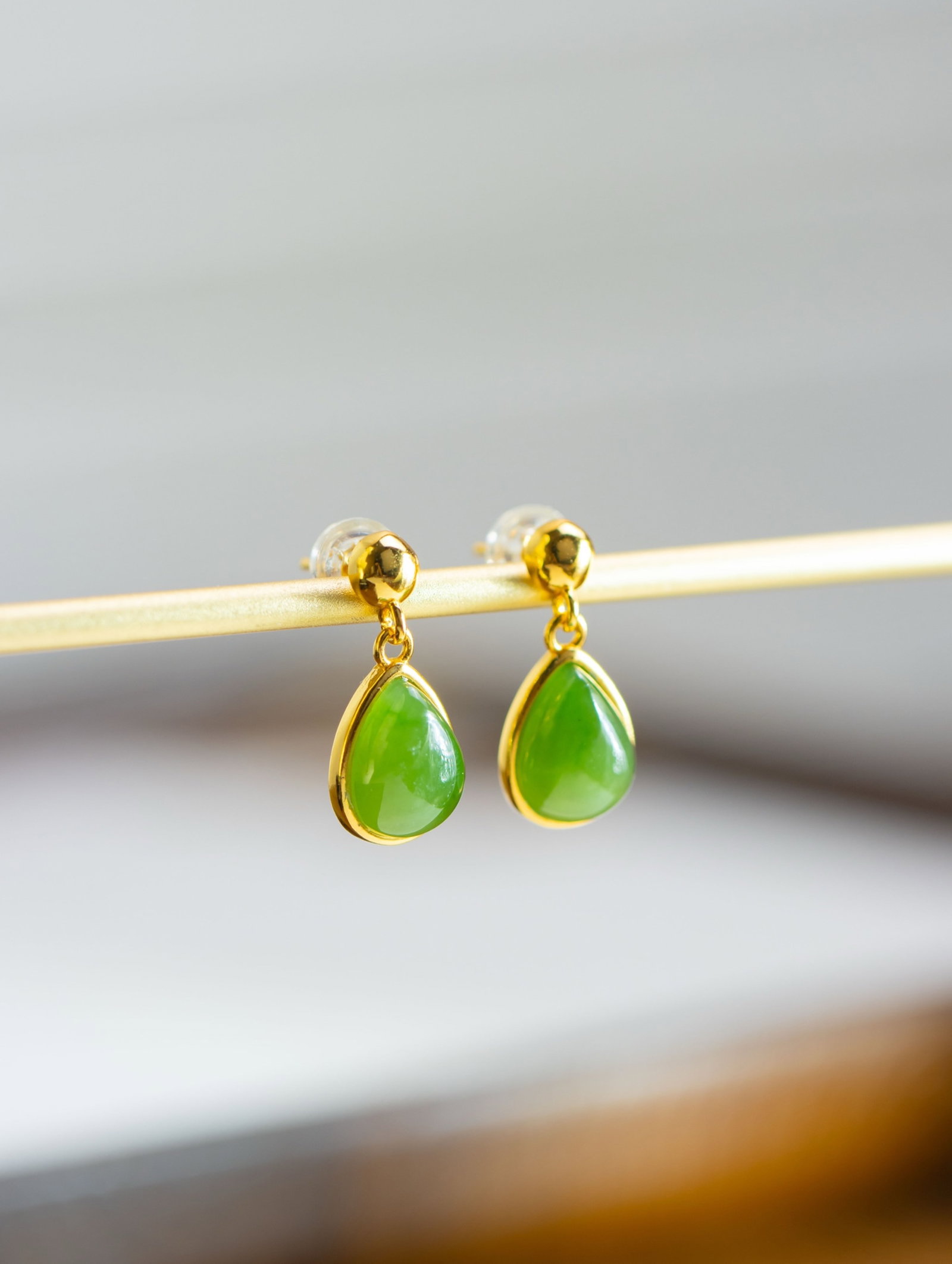 A Pair of Exquisite Sterling Silver-Gold Plated Inlaid Jasper Earrings: A Pair of Exquisite Sterling Silver-Gold Plated Inlaid Jasper Earrings 一对纯银镀金镶碧玉耳环