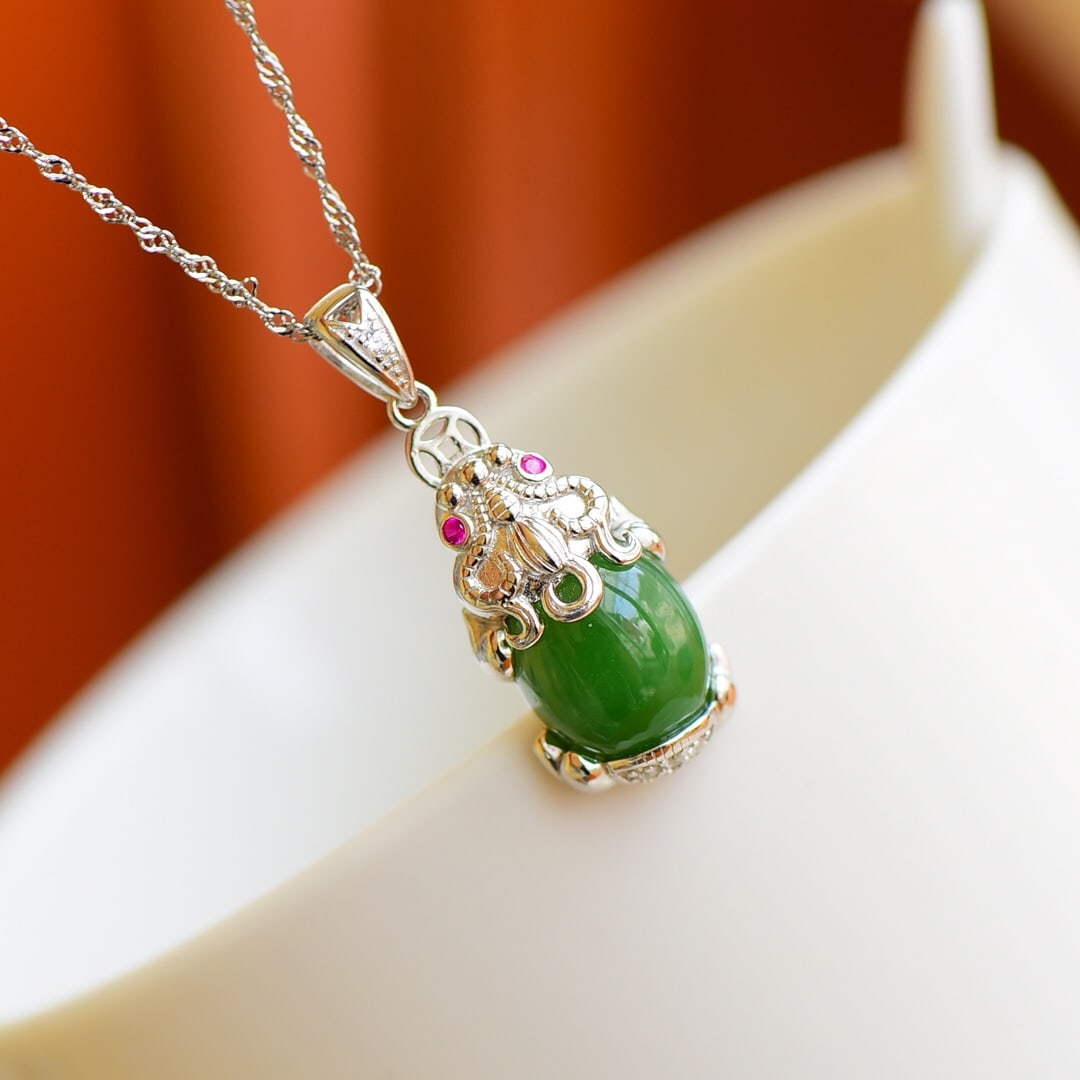 An Exquisite Sterling Silver Inlaid Jasper Wealth-Attracting Creature Necklace,Inlaid Diamond: An Exquisite Sterling Silver Inlaid Jasper Wealth-Attracting Creature Necklace,Inlaid Diamond,Size:10mmx12mm 纯银镶碧玉貔貅项链,嵌钻&#