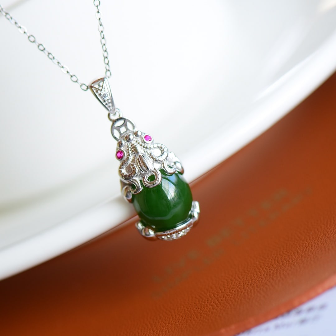 An Exquisite Sterling Silver Inlaid Jasper Wealth-Attracting Creature Necklace,Inlaid Diamond: An Exquisite Sterling Silver Inlaid Jasper Wealth-Attracting Creature Necklace,Inlaid Diamond,Size:10mmx12mm 纯银镶碧玉貔貅项链,嵌钻&#