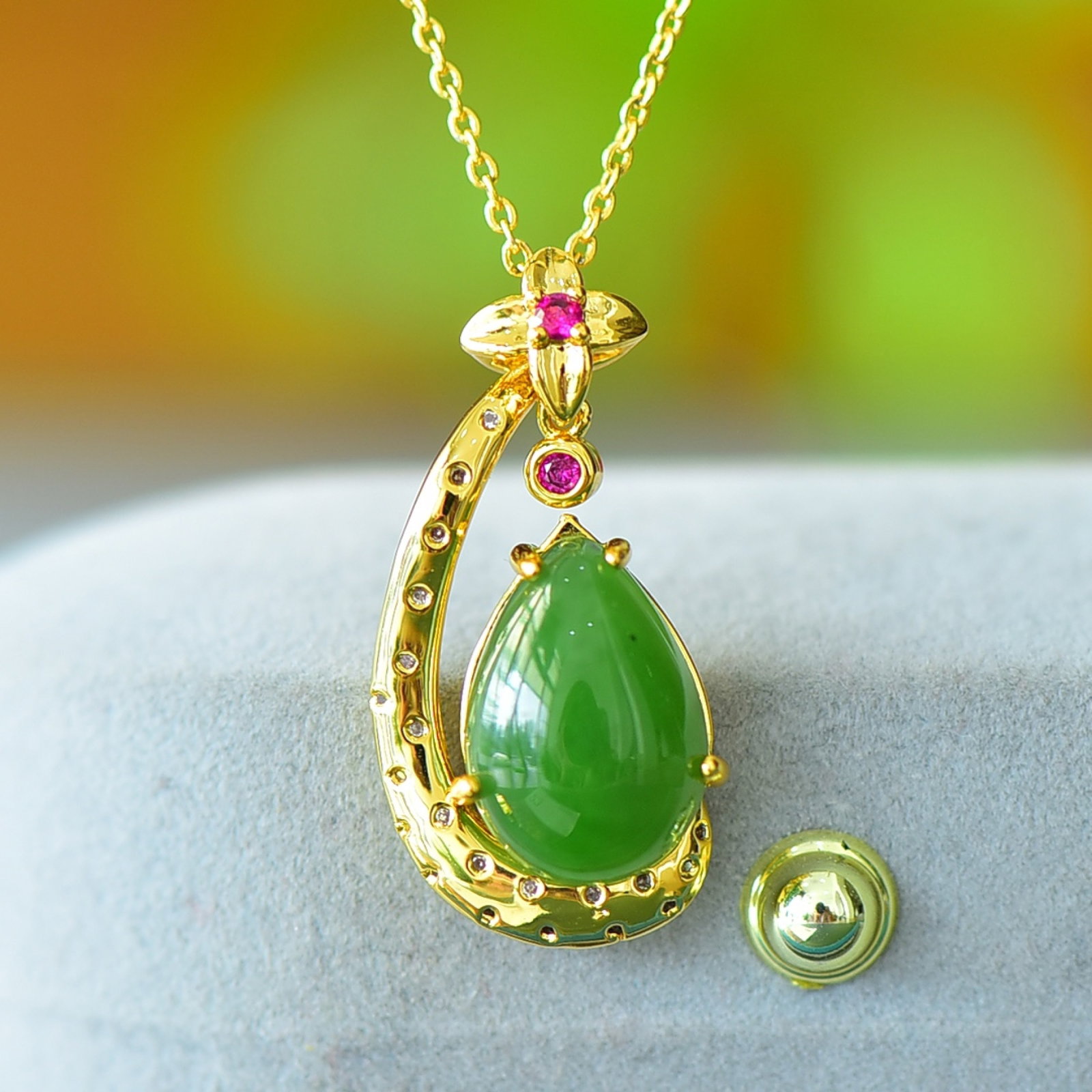 An Exquisite Bronze-Gold Plated Inlaid Jasper Necklace,Inlaid Gems: An Exquisite Bronze-Gold Plated Inlaid Jasper Necklace,Inlaid Gems,Size:10mmx14mm 铜镀金镶碧玉项链,嵌宝石