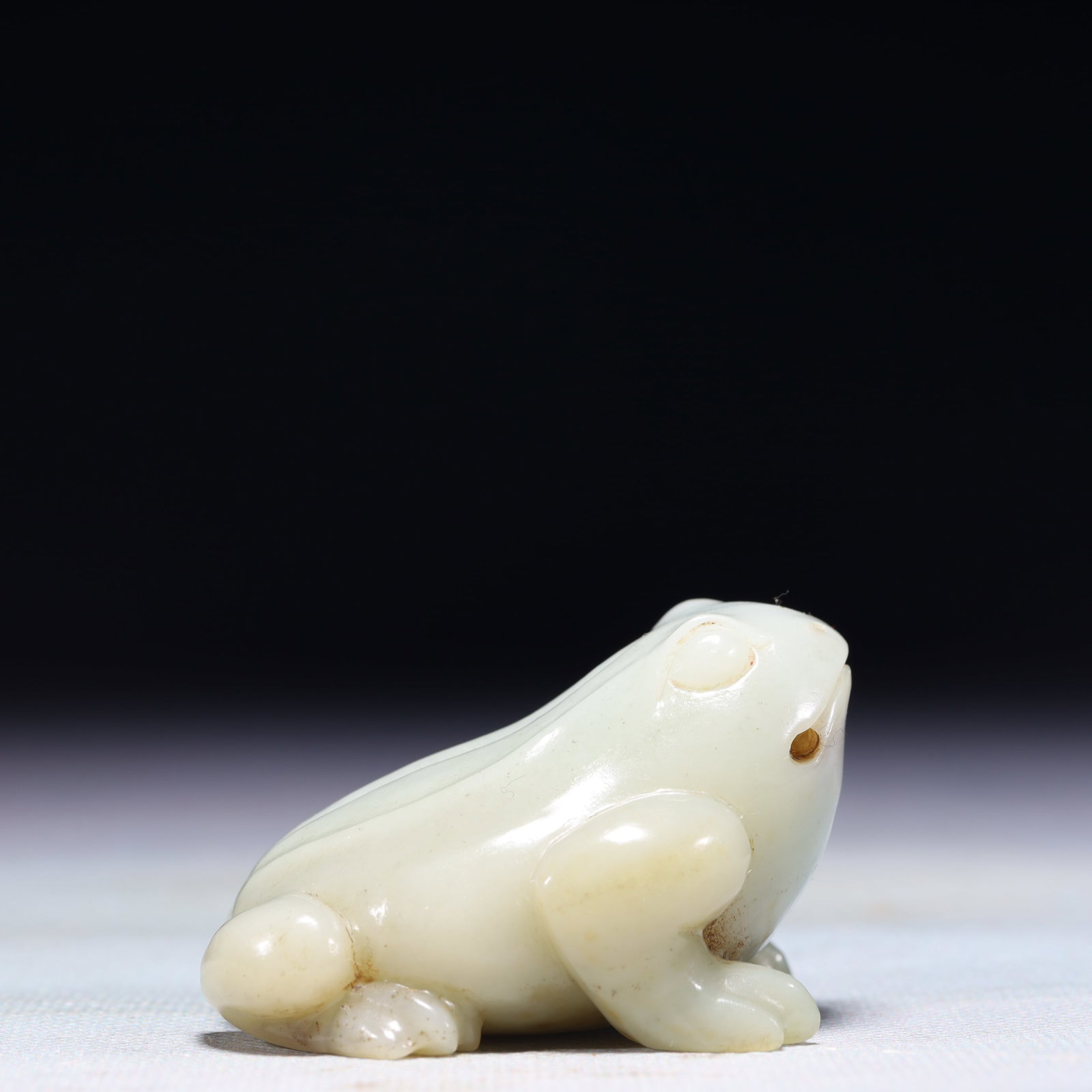 An Exquisite White Jade Frog Ornament: An Exquisite White Jade Frog Ornament,Qing Dynasty,China,Size:2.4inx2inx1.6in,Weight:139.3g 白玉青蛙摆件,中国清代
