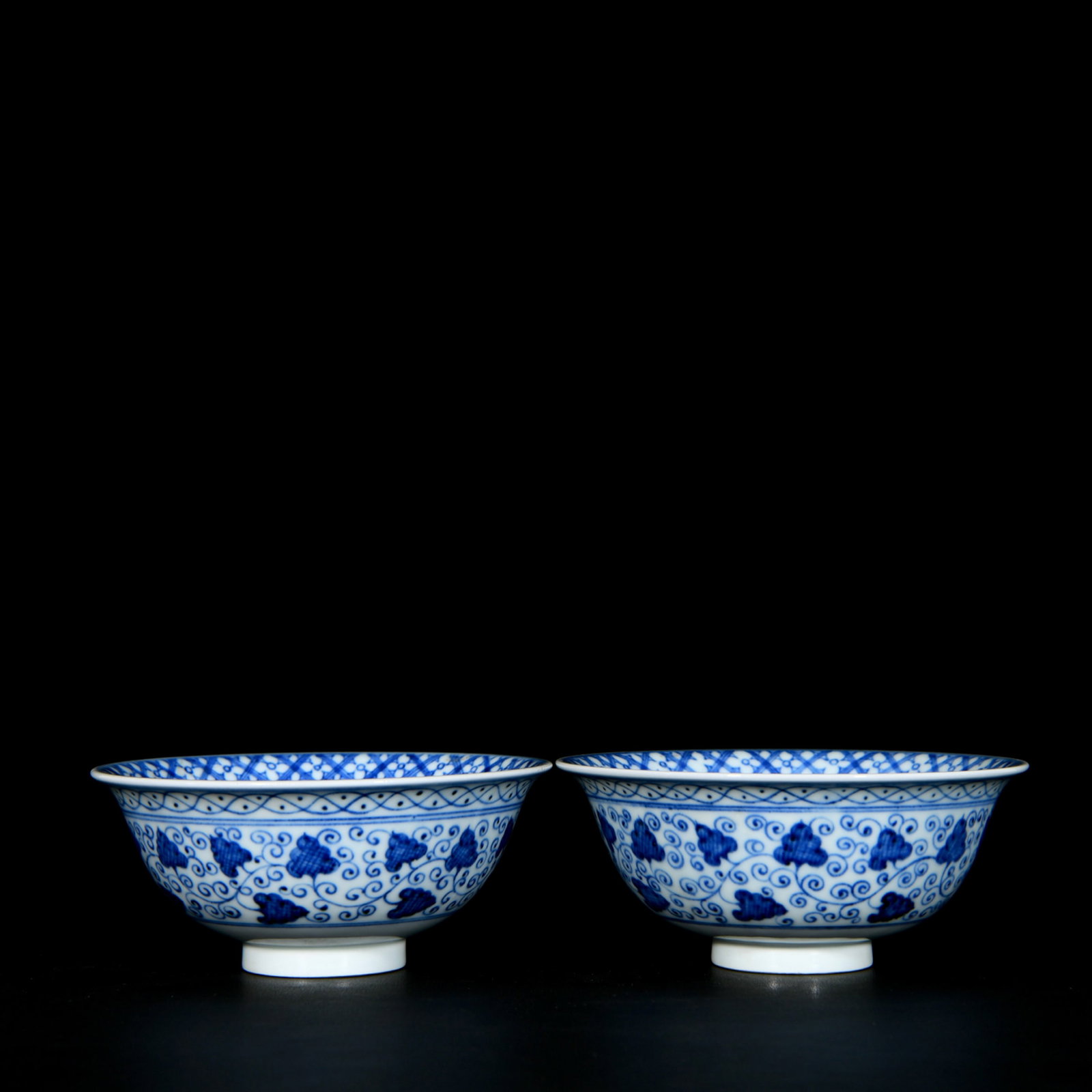 A Pair of Exquisite Blue and White Lotus Pattern Bowls: A Pair of Exquisite Blue and White Lotus Pattern Bowls,Ming Dynasty, China,Size:2.6inx6in 一对青花莲花纹碗,中国明代