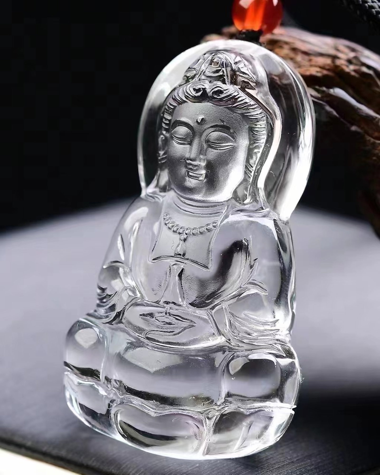 An Exquisite Crystal Statue of Avalokitesvara Pendant: An Exquisite Crystal Statue of Avalokitesvara Pendant,Size:51mmx29mmx13mm,Weight:28g 水晶观音像吊坠