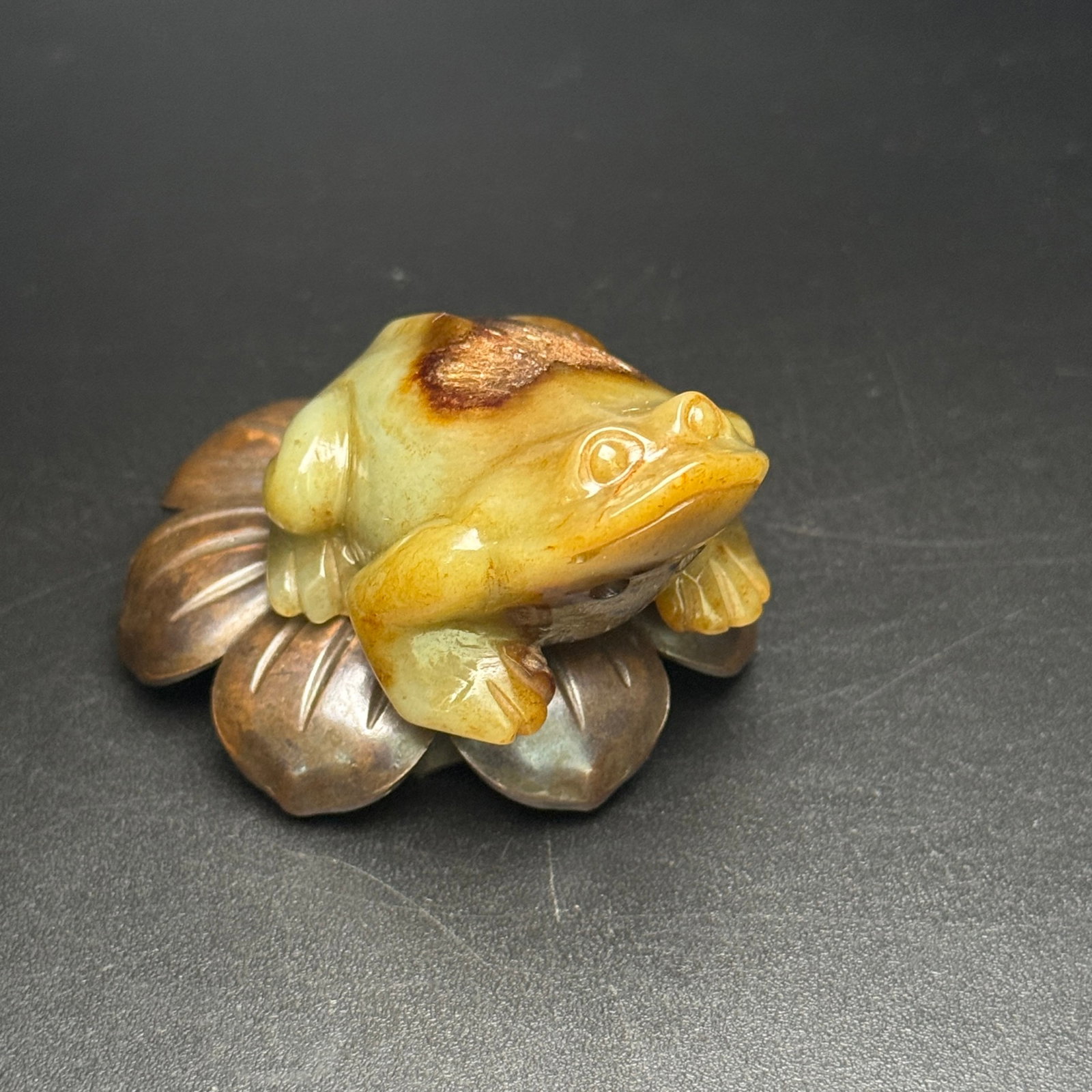 An Exquisite White Jade Frog Hand Piece: An Exquisite White Jade Frog Hand Piece,Qing Dynasty,China,Size:1.6inx2inx1.2in,Weight:77g 白玉青蛙手把件,中国清代