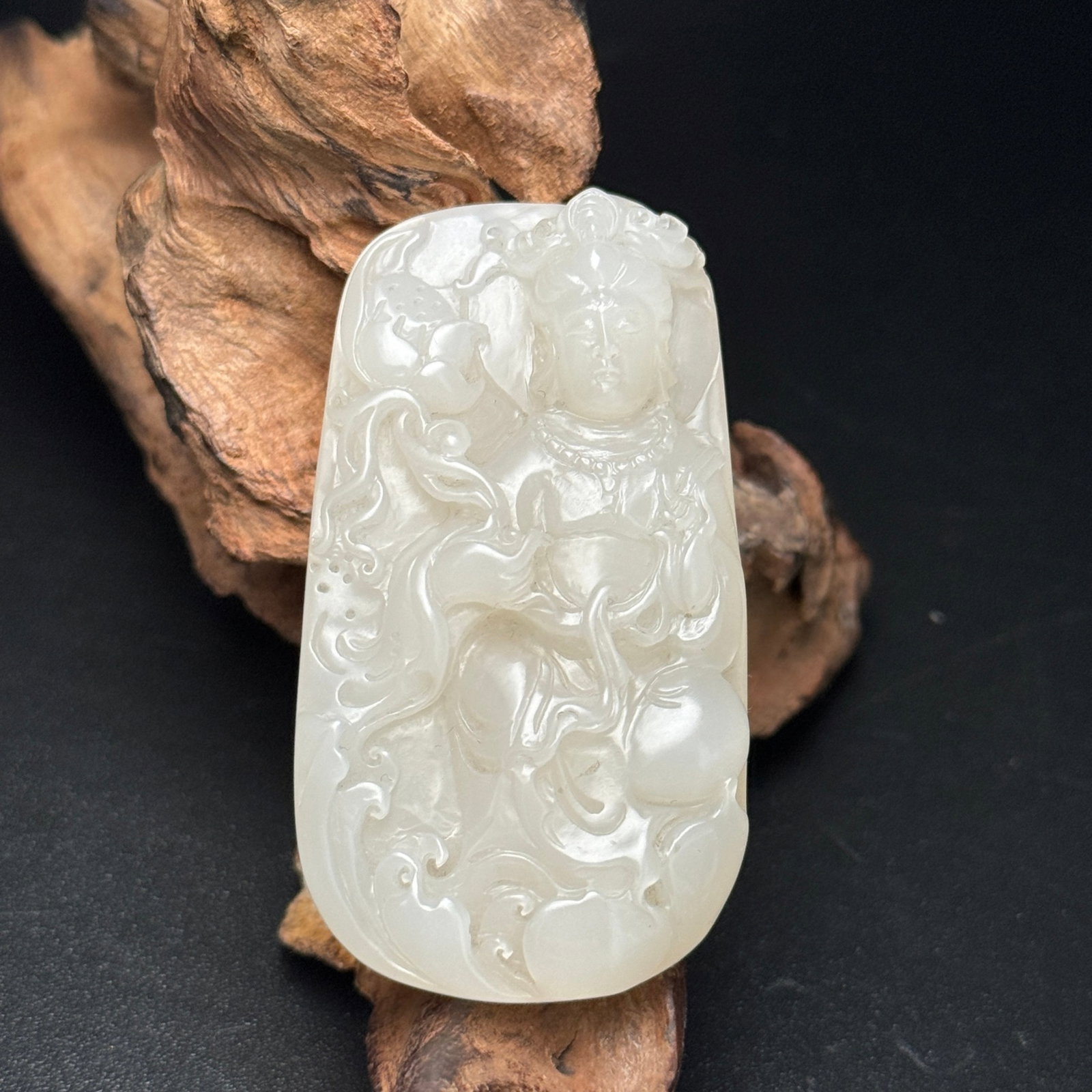 An Exquisite White Jade Statue of Avalokitesvara Ornament: An Exquisite White Jade Statue of Avalokitesvara Ornament,Qing Dynasty,China,Size:1.4inx2.6inx0.6in,Weight:56g 白玉观音像摆件,中国清代