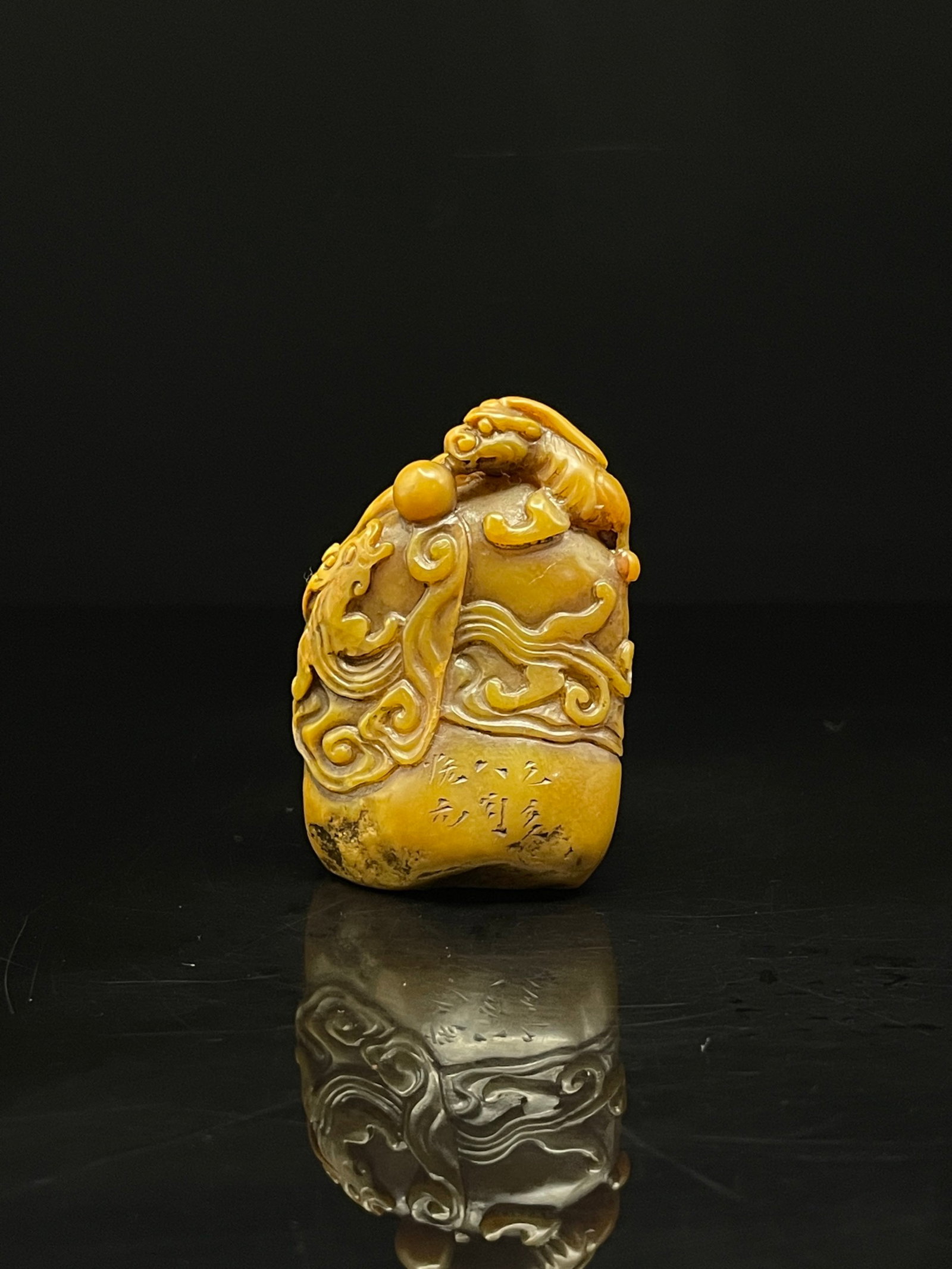 An Exquisite Shoushan Stone Chi-Tiger Pattern Seal: An Exquisite Shoushan Stone Chi-Tiger Pattern Seal,Qing Dynasty,China,With Mark,Size:1.5inx1.1inx2.1in,Weight:67g 寿山石螭虎纹印章,中国ę