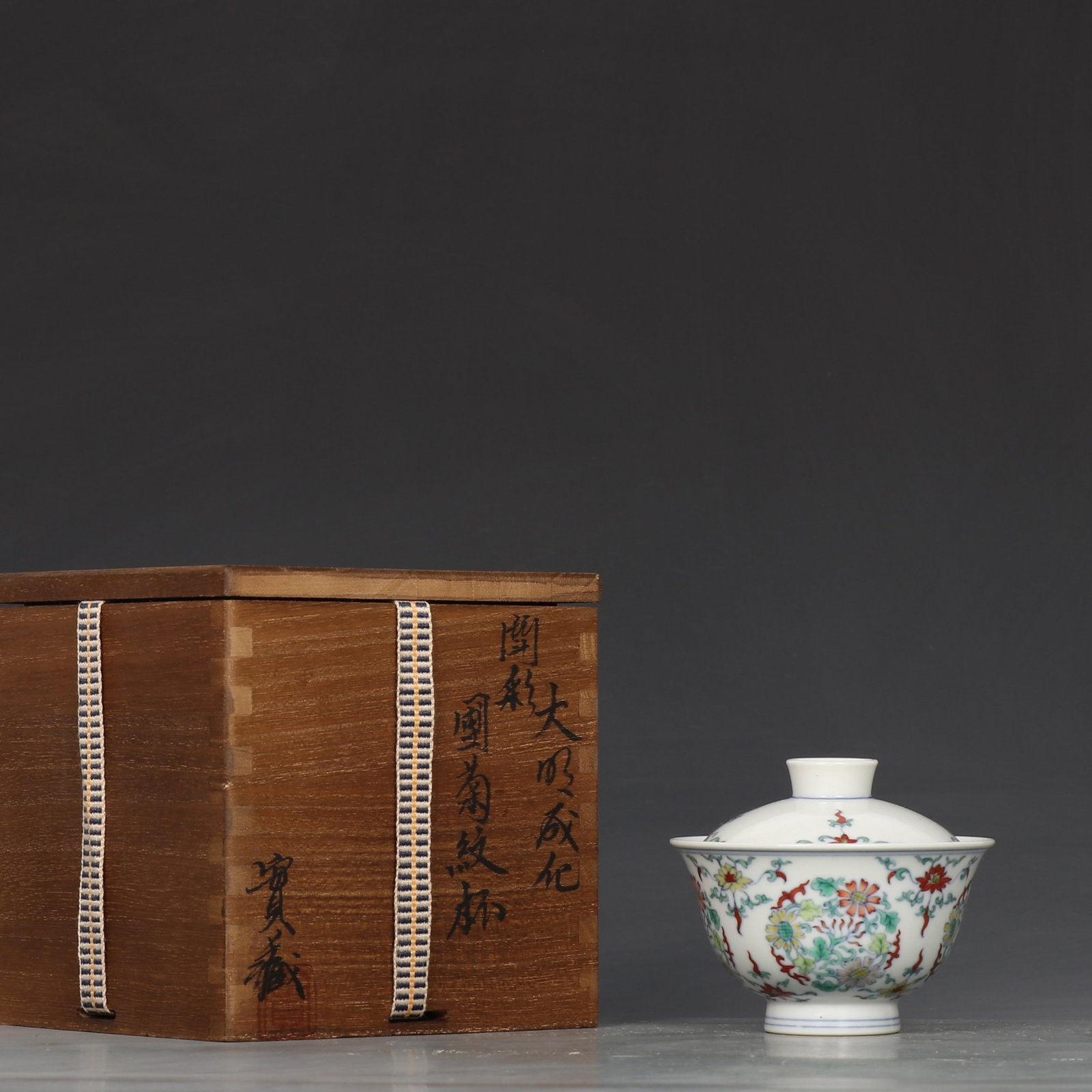 An Exquisite Doucai Flower Pattern Jar with Cover: An Exquisite Doucai Flower Pattern Jar with Cover,Ming Dynasty,China,Chenghua Six-character Mark,Size:3.1inx3.8in 斗彩花卉纹盖罐,中国明É
