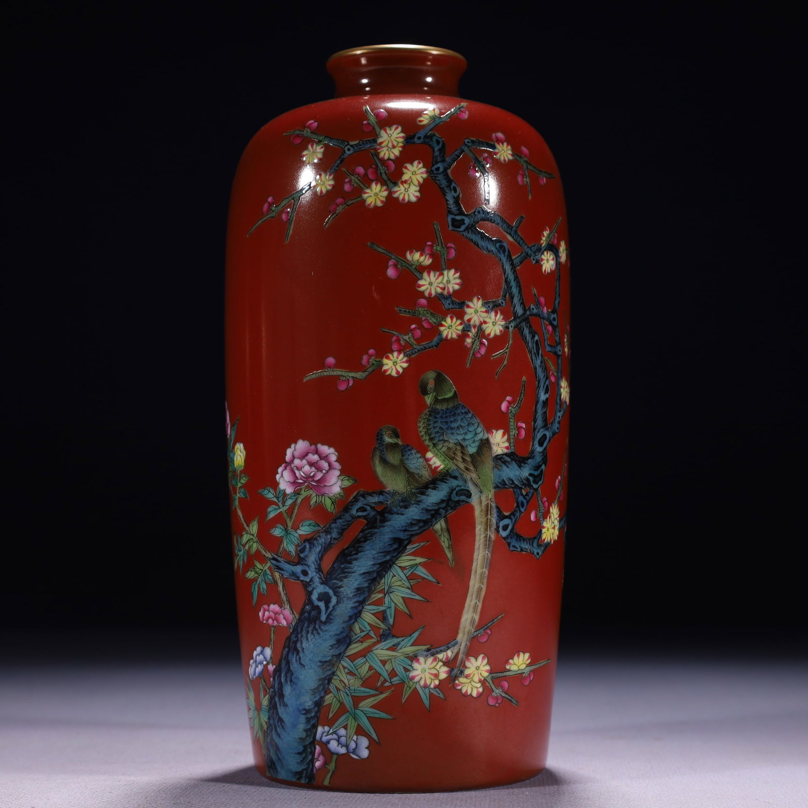 An Exquisite Red Ground Famille-Rose Painted Gold Flower and Bird Pattern Vase: An Exquisite Red Ground Famille-Rose Painted Gold Flower and Bird Pattern Vase,Qing Dynasty,China,Qianlong Six-character Mark,Size:3.1inx7.9in,Weight:600g 红地粉彩描ŵ
