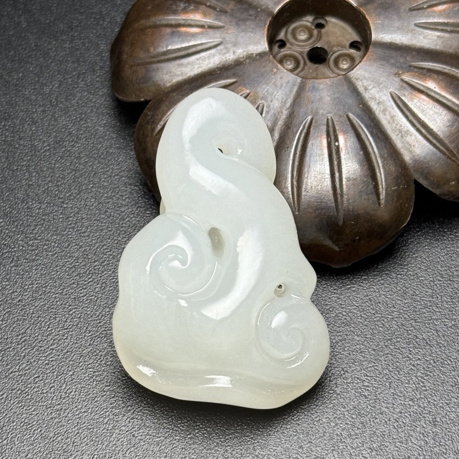 An Exquisite White Jade Ruyi Pendant: An Exquisite White Jade Ruyi Pendant,Qing Dynasty,China,Size:1.7inx1.1inx0.7in,Weight:27g 白玉如意挂件,中国清代