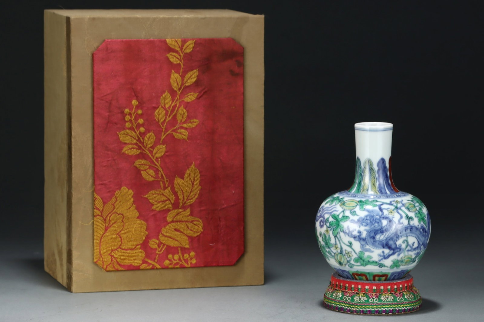 An Exquisite Blue and White Flower and Dragon Pattern Vase: An Exquisite Blue and White Flower and Dragon Pattern Vase,Ming Dynasty,China,Chenghua Six-character Mark,Size:5.5inx4.1in 青花花卉龙纹瓶,中国