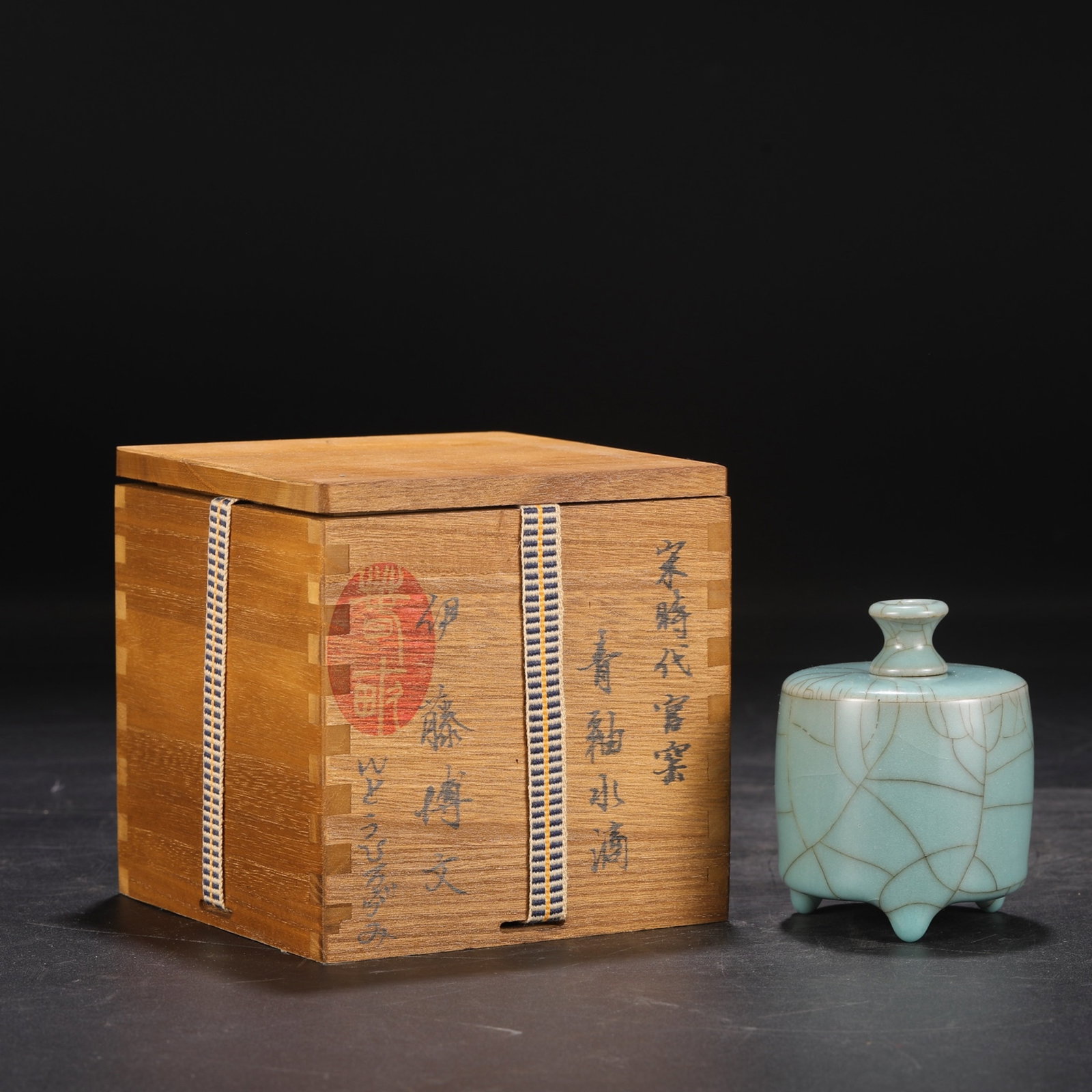 An Exquisite Guan yao Celadon Glazed Tripod Pot: An Exquisite Guan yao Celadon Glazed Tripod Pot,Song Dynasty,China,With Mark,Size:3.7inx2.8in 官窑青釉三足壶,中国宋代,带款