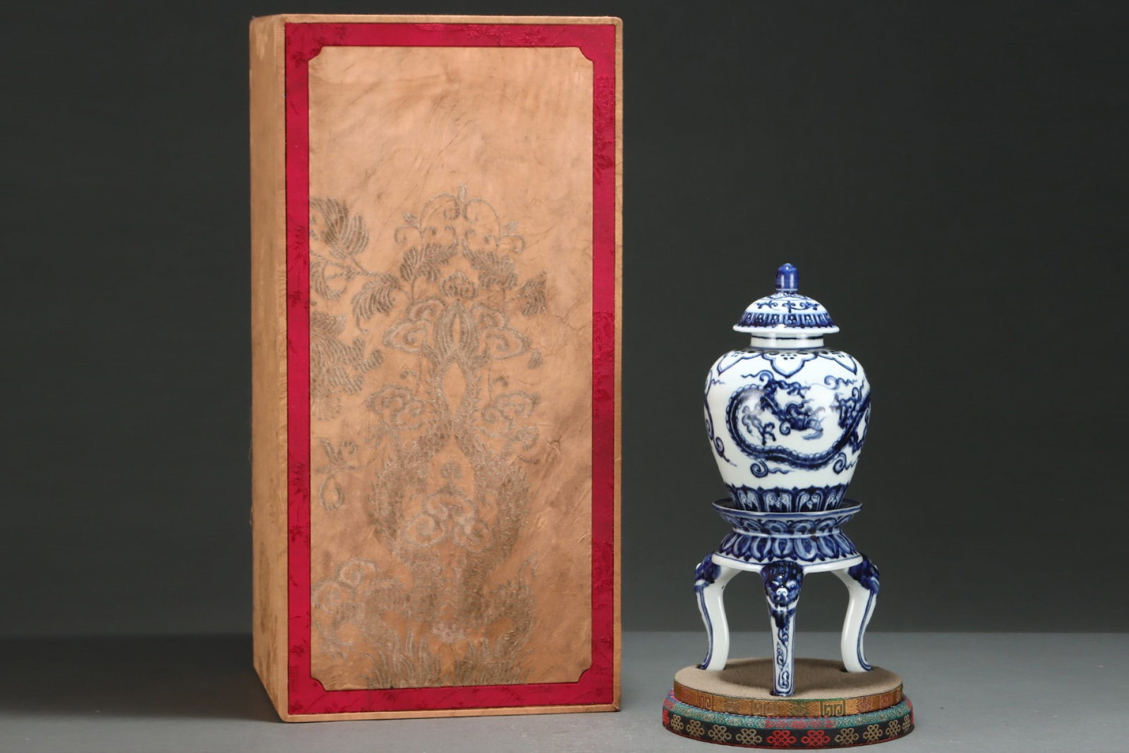 A Rare Blue and White Auspicious Cloud and Dragon Pattern Tripod Jar with Cover: A Rare Blue and White Auspicious Cloud and Dragon Pattern Tripod Jar with Cover,Ming Dynasty,China,Xuande Six-character Mark,Size:12.2inx5.6in 青花祥云龙纹三&