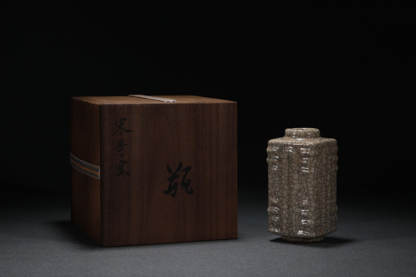 An Exquisite Ge yao Yellow Glazed Vase: An Exquisite Ge yao Yellow Glazed Vase,Song Dynasty,China,Size:4.9inx2.2in 哥窑黄釉瓶,中国宋代