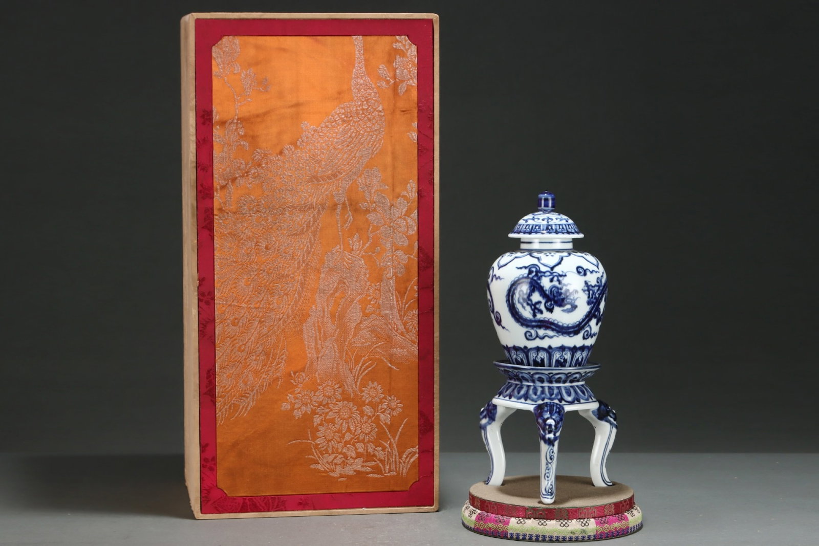 A Rare Blue and White Auspicious Cloud and Dragon Pattern Tripod Jar with Cover: A Rare Blue and White Auspicious Cloud and Dragon Pattern Tripod Jar with Cover,Ming Dynasty,China,Xuande Six-character Mark,Size:12.2inx5.6in 青花祥云龙纹三&