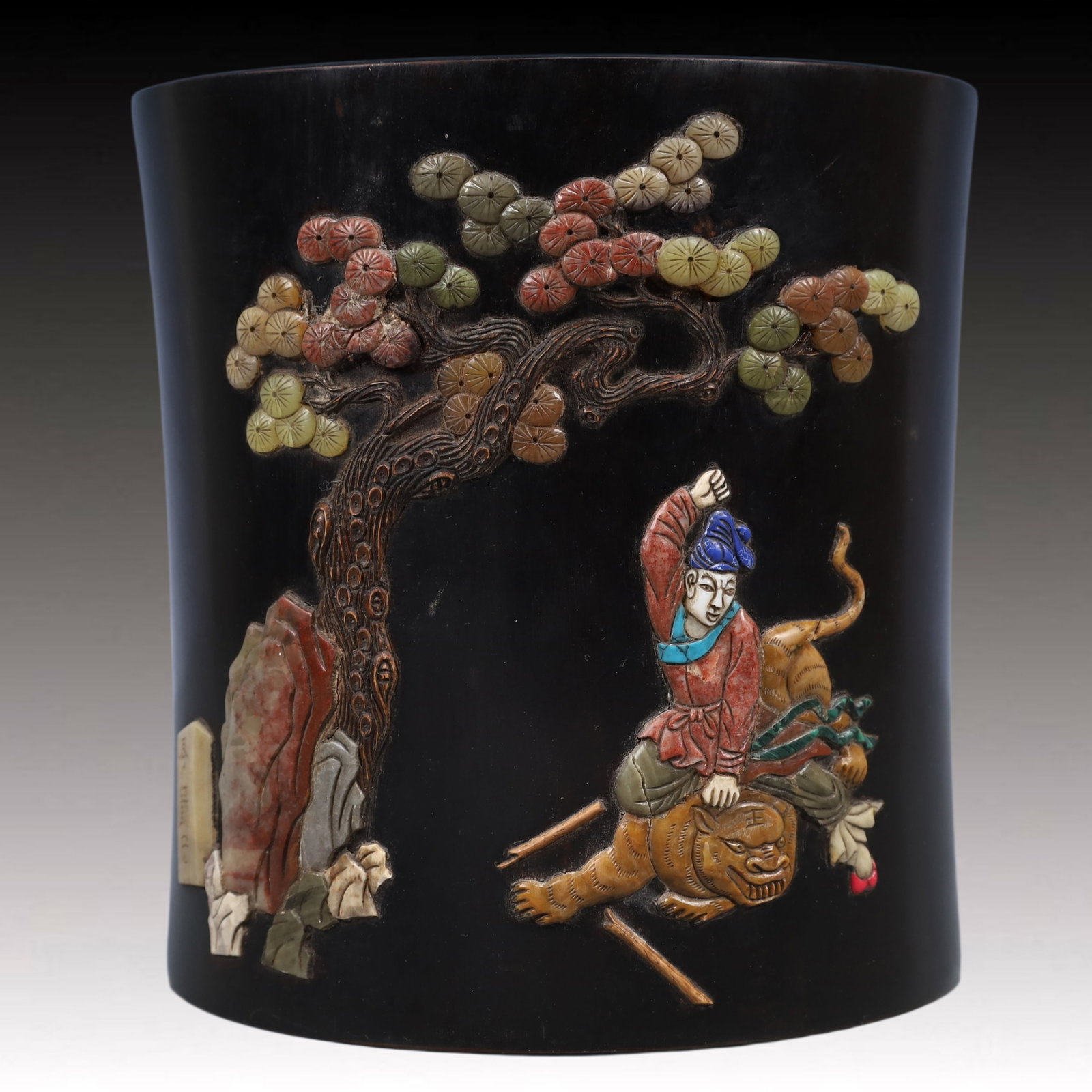 An Exquisite Zitanwood Character and Story Pattern Brush Pot,Inlaid Gems,With Poem: An Exquisite Zitanwood Character and Story Pattern Brush Pot,Inlaid Gems,With Poem,Qing Dynasty, China,Qianlong Four-character Mark,Size:7.3inx7.7in,Weight:2000g 紫檀木人୰