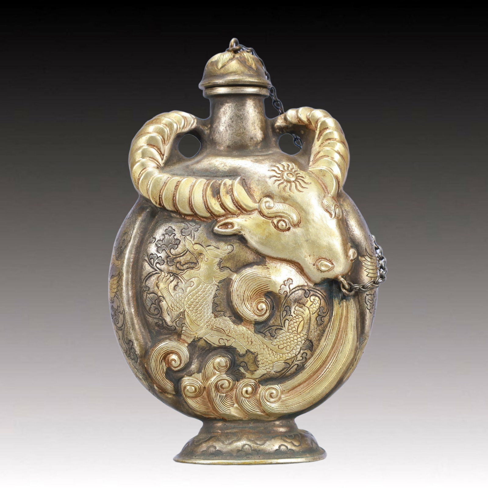 A Rare Gilt Silver Buffalo Pattern Snuff Bottle: A Rare Gilt Silver Buffalo Pattern Snuff Bottle,Tang Dynasty, China,Zhenguan Four-character Mark,Size:4.3inx2inx6.5in,Weight:500g 银鎏金牛纹鼻烟壶,È