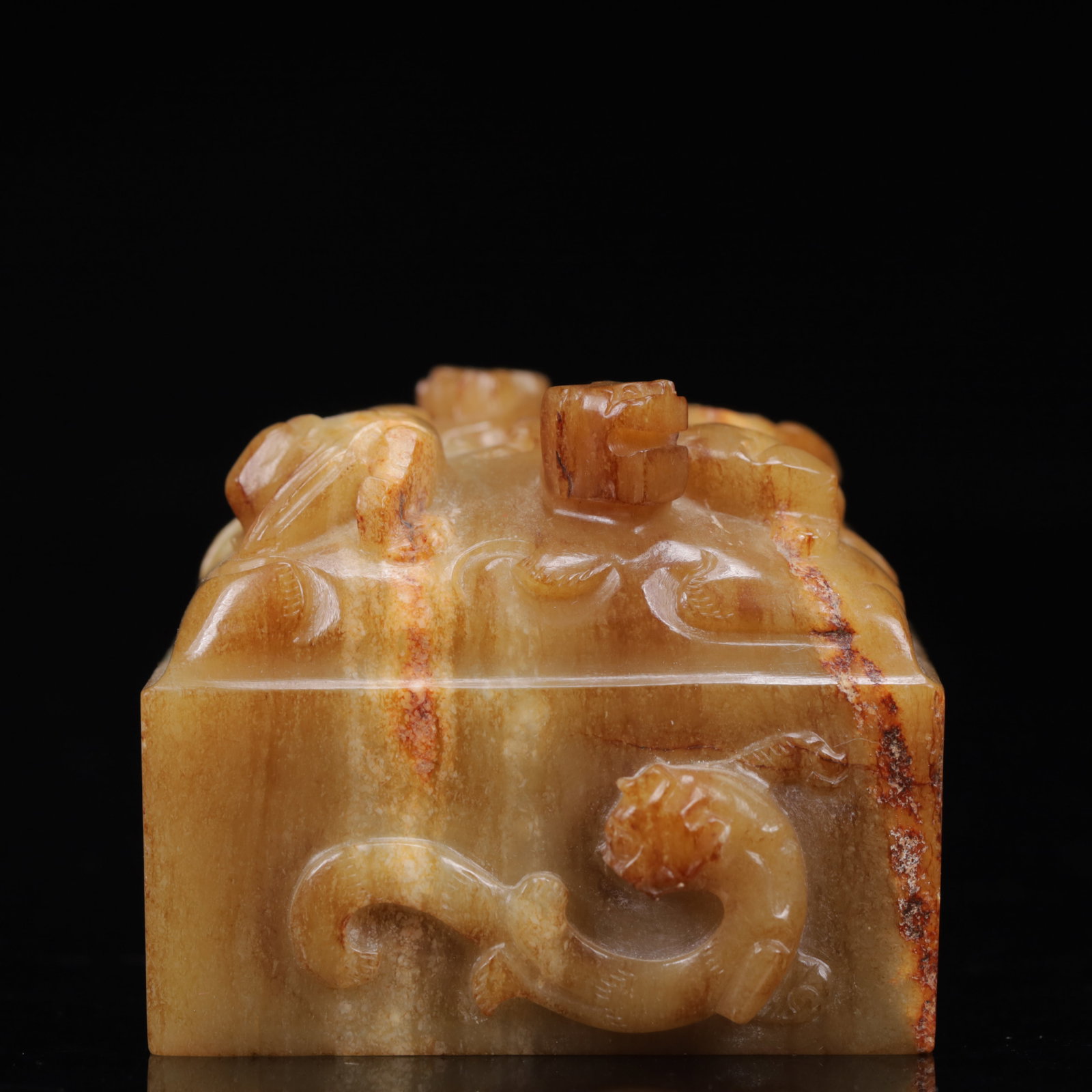 An Exquisite Gaogu Jade Dragon Seal: An Exquisite Gaogu Jade Dragon Seal,Qing Dynasty,China,Size:2.4inx1.8in,Weight:303g 高古玉龙印章,中国清代