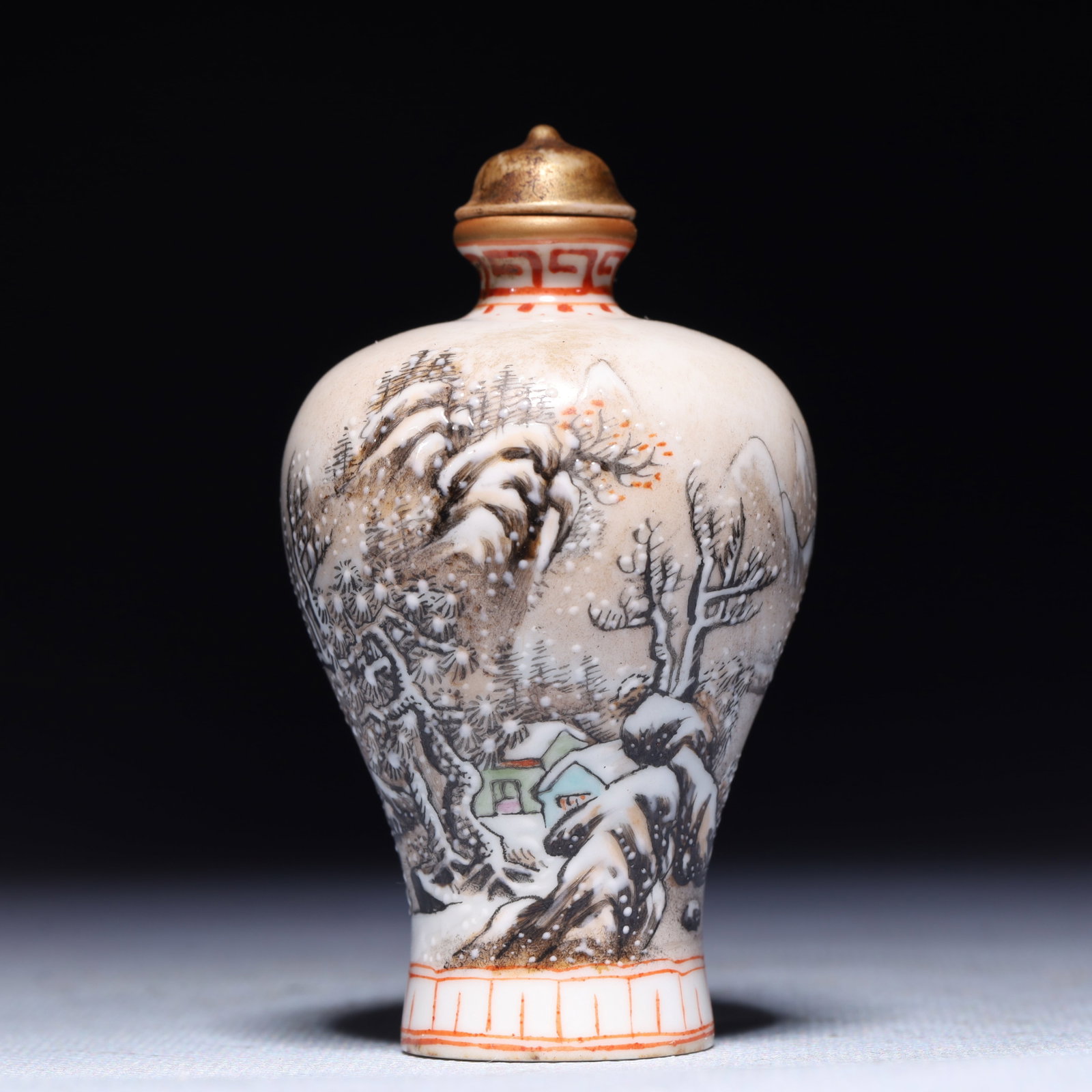 An Exquisite Famille-Rose Landscape and Figure Pattern Snuff Bottle: An Exquisite Famille-Rose Landscape and Figure Pattern Snuff Bottle,Qing Dynasty,China,Qianlong Four-character Mark,Size:1.8inx1.2inx3.1in,Weight:62.5g 粉彩山水人物