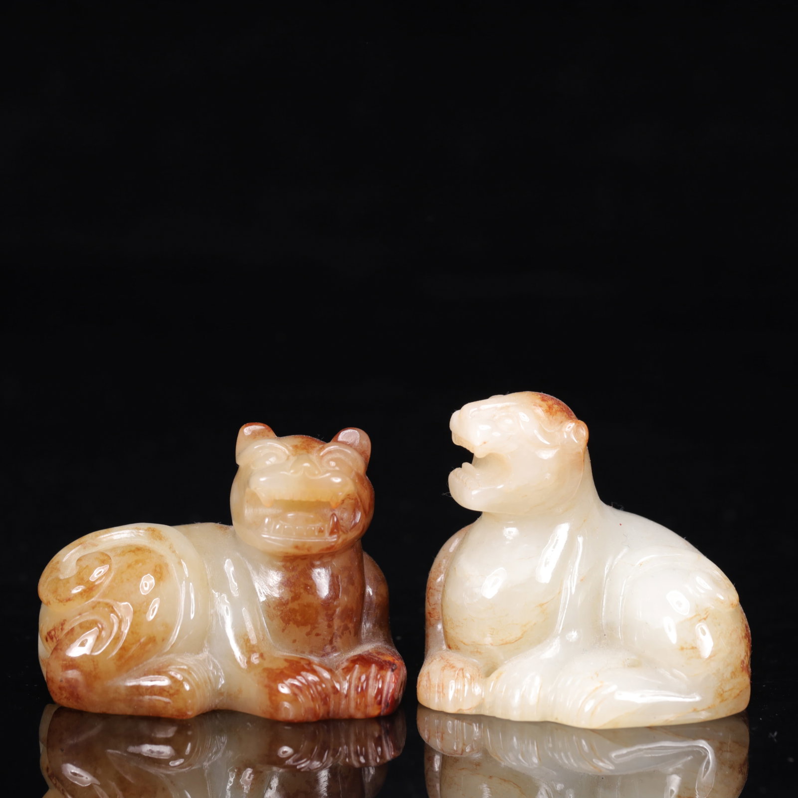 A Pair of Exquisite White Jade Wealth-Attracting Creature Ornament: A Pair of Exquisite White Jade Wealth-Attracting Creature Ornament,Qing Dynasty, China,Size:2.2inx1.8inx1.6in,Weight:266g 一对白玉貔貅摆件,中Þ