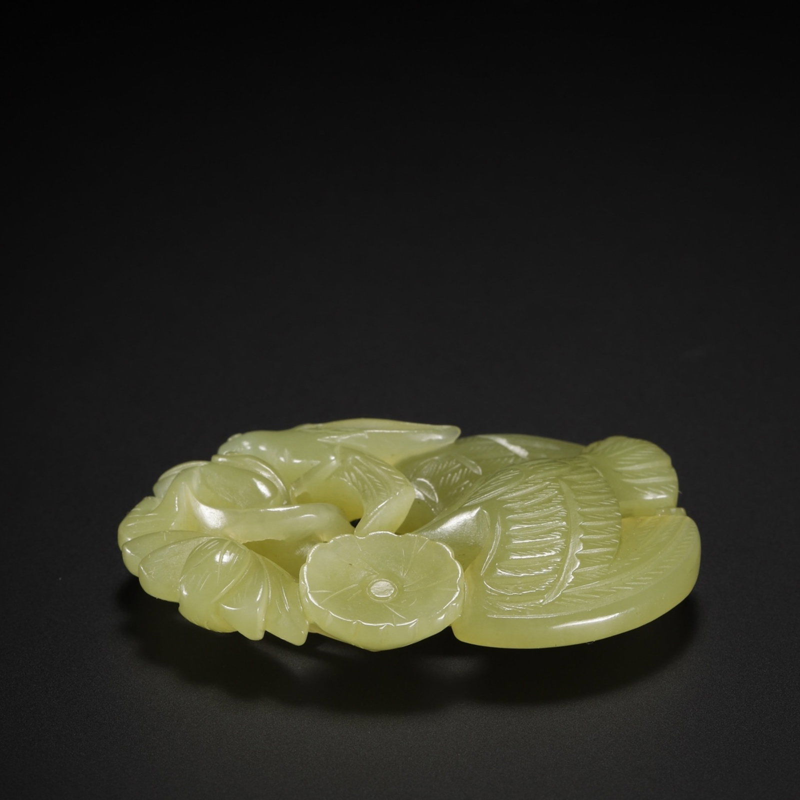 An Exquisite Yellow Jade Flower and Bird Pattern Ornament: An Exquisite Yellow Jade Flower and Bird Pattern Ornament,Qing Dynasty,China,Size:2inx1.4inx0.5in,Weight:22.5g 黄玉花鸟纹摆件,中国清代