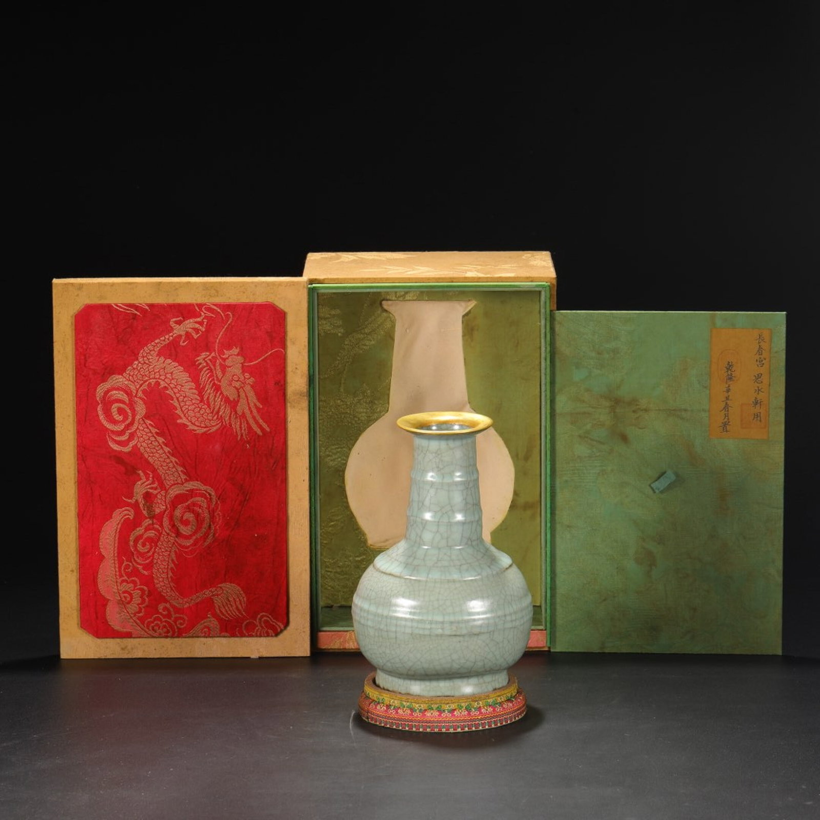 An Exquisite Guan yao Celadon Glazed Painted Gold Vase,with an Imperial Poem by Emperor Qianlong: An Exquisite Guan yao Celadon Glazed Painted Gold Vase,with an Imperial Poem by Emperor Qianlong,Song Dynasty,China,Size:9.4inx5.9in 官窑青釉描金瓶,带&#
