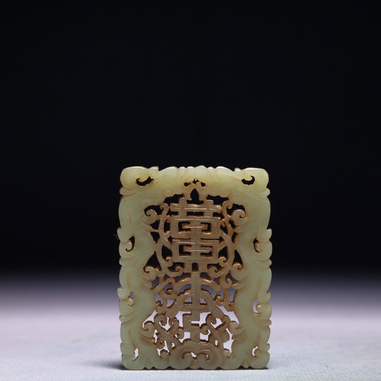 An Exquisite White Jade Chi-Dragon Pattern Pendant: An Exquisite White Jade Chi-Dragon Pattern Pendant,Qing Dynasty,China,Size:1.6inx2.2in,Weight:30.8g 白玉螭龙纹挂件,中国清代