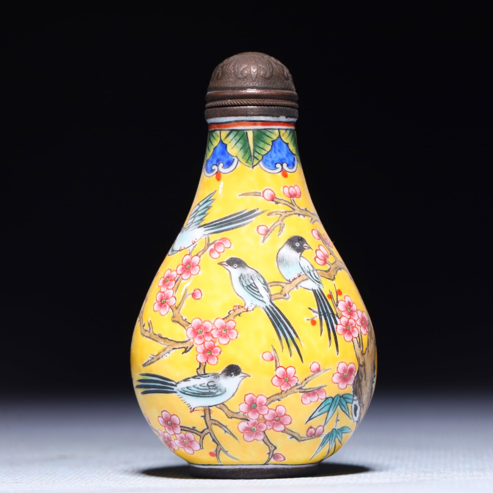 An Exquisite Painted Enamel Flower and Bird Pattern Snuff Bottle: An Exquisite Painted Enamel Flower and Bird Pattern Snuff Bottle,Qing Dynasty,China,Qianlong Four-character Mark,Size:1.6inx1inx2.8in,Weight:63.5g 画珐琅花鸟纹Ɨ