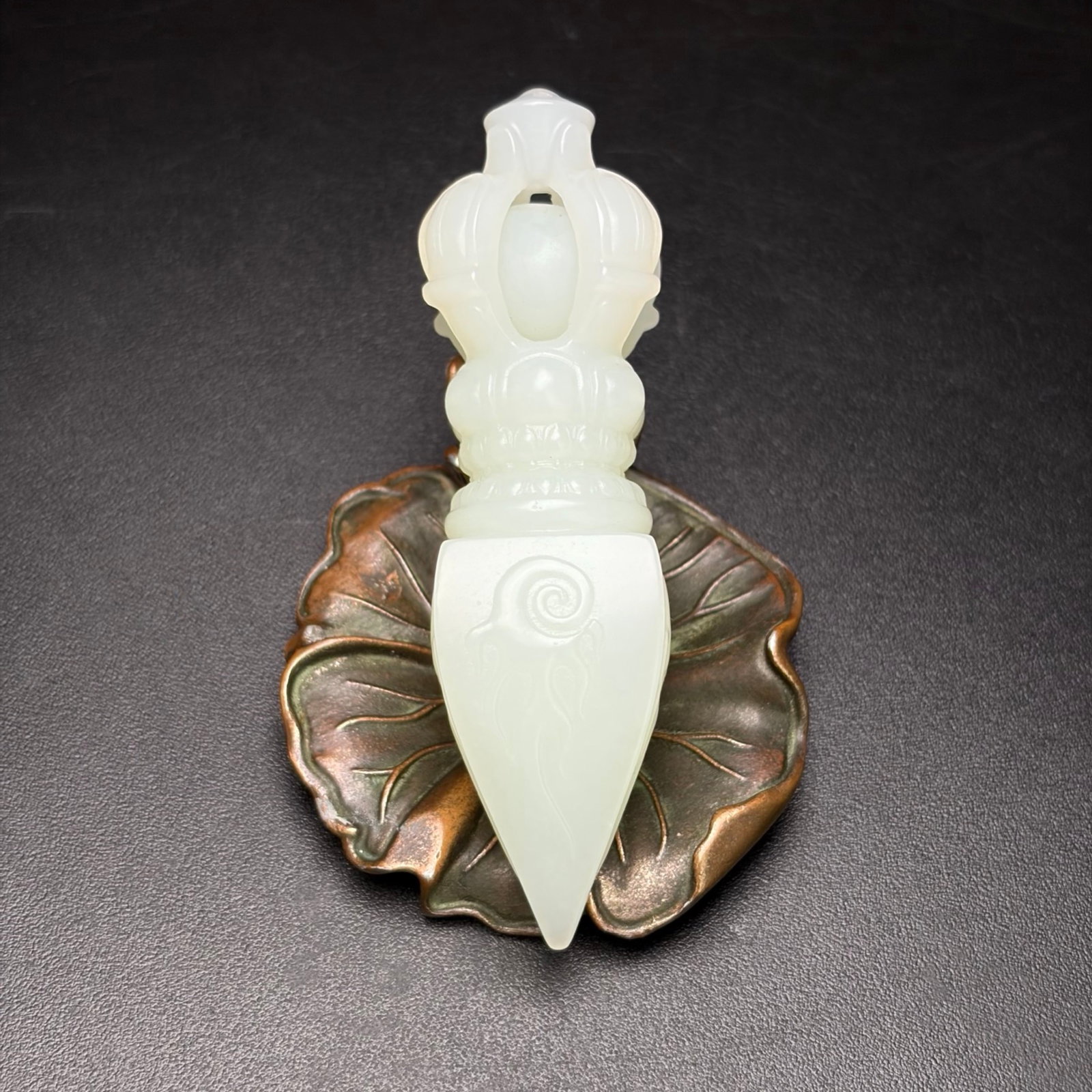 An Exquisite White Jade Vajry Pestle Pendant: An Exquisite White Jade Vajry Pestle Pendant,Qing Dynasty,China,Size:3inx0.8inx0.8in,Weight:42g 白玉金刚杵挂件,中国清代