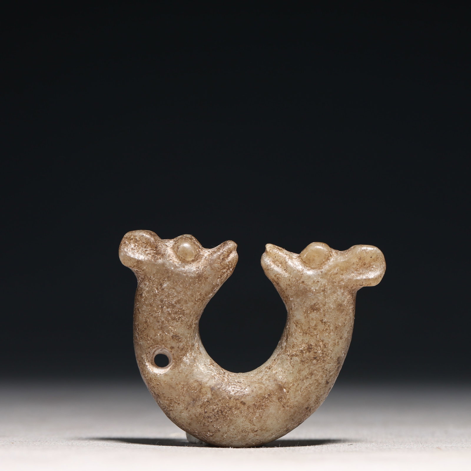 An Archaic Hongshan Culture Greenish Jade Pendant: An Archaic Hongshan Culture Greenish Jade Pendant,Ancient Time, China,Size:2.2inx1.7in,Weight:48g 红山文化青白玉挂件,中国新ĳ