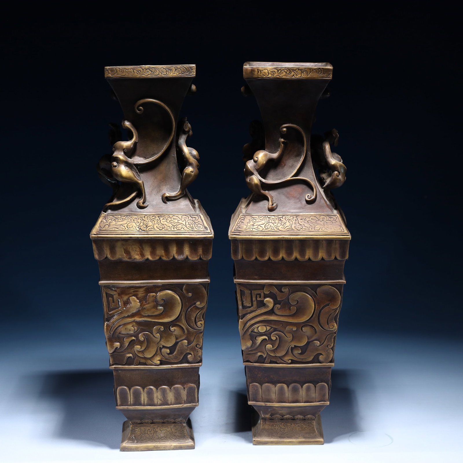 A Pair of Exquisite Bronze Auspicious Cloud Pattern Vases: A Pair of Exquisite Bronze Auspicious Cloud Pattern Vases,Qing Dynasty,China,Qianlong Six-character Mark,Size:5.5inx18.5in,Weight:11450g 一对铜祥云纹瓶,ߑ