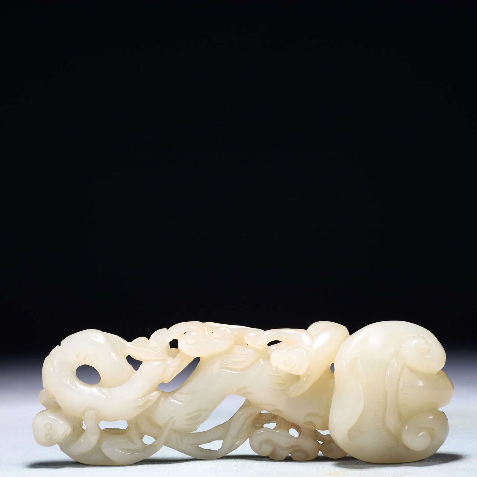 An Exquisite White Jade Ganoderma lucidum Ornament: An Exquisite White Jade Ganoderma lucidum Ornament,Qing Dynasty,China,Size:6.3inx2inx1.2in,Weight:296g 白玉灵芝摆件,中国清代