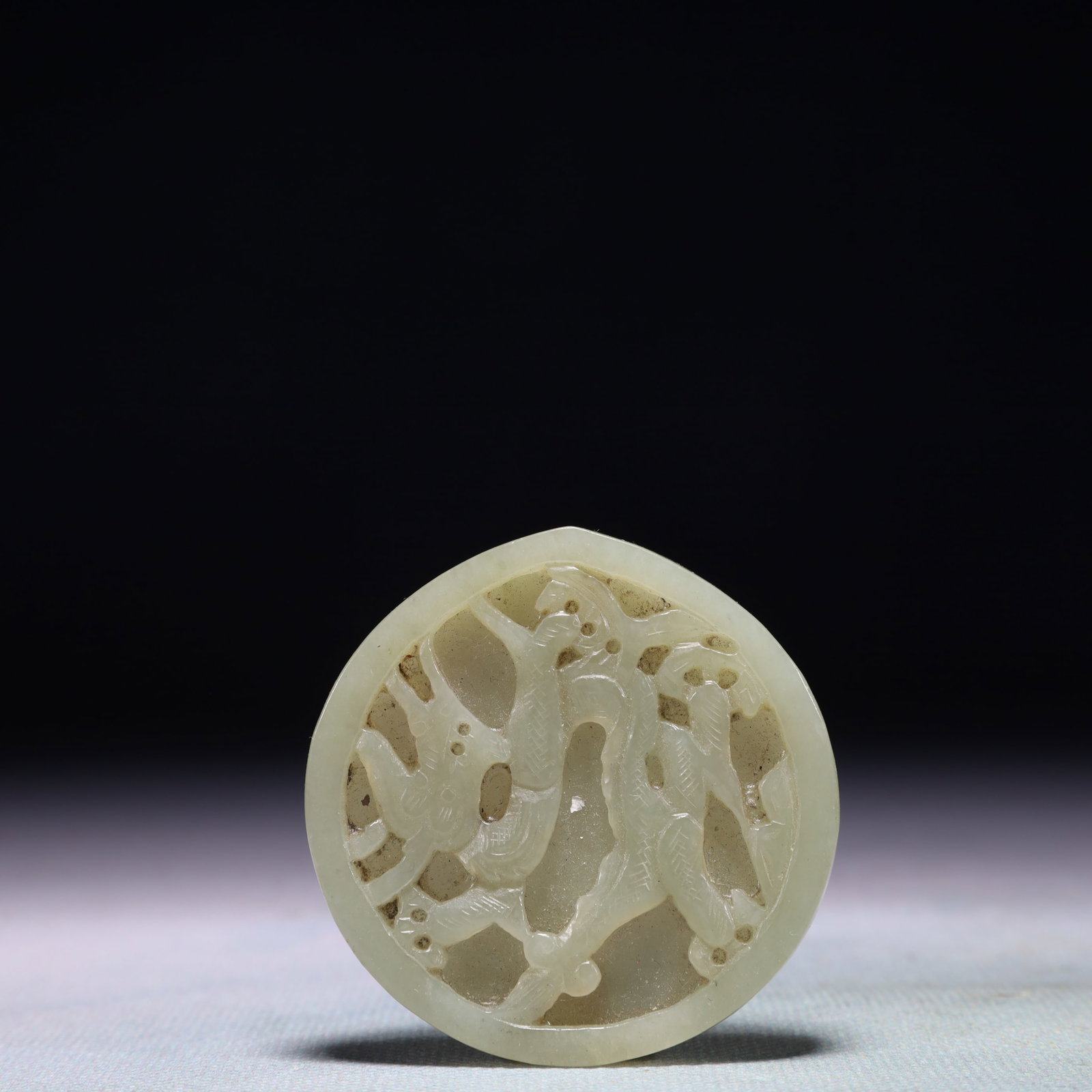 An Exquisite White Jade Dragon Pattern Pendant: An Exquisite White Jade Dragon Pattern Pendant,Qing Dynasty,China,Size:2inx2in,Weight:31.8g 白玉龙纹佩,中国清代