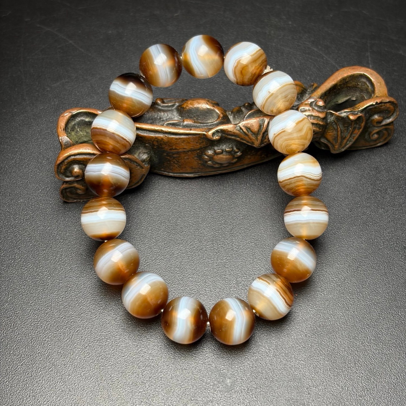 An Exquisite Agate Bracelets: An Exquisite Agate Bracelets,Qing Dynasty,China,Size:0.5in,Weight:40g 玛瑙手串,中国清代