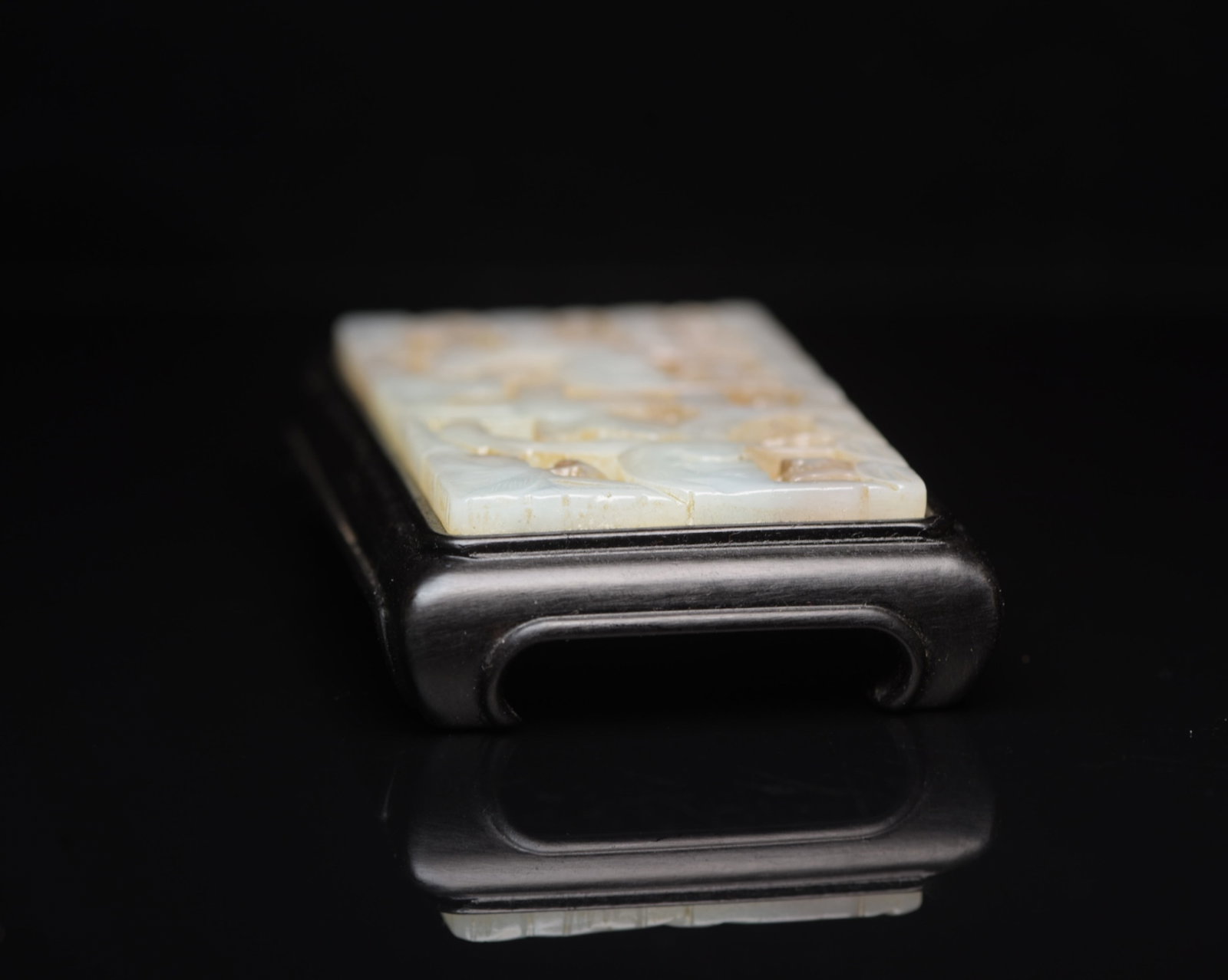 An Exquisite White Jade Crane Pattern Bed - 3