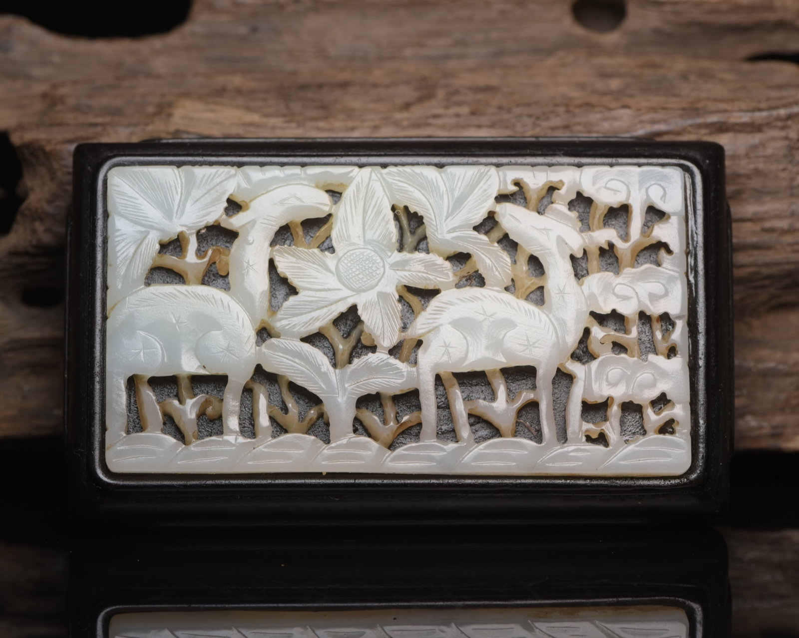 An Exquisite White Jade Crane Pattern Bed - 5
