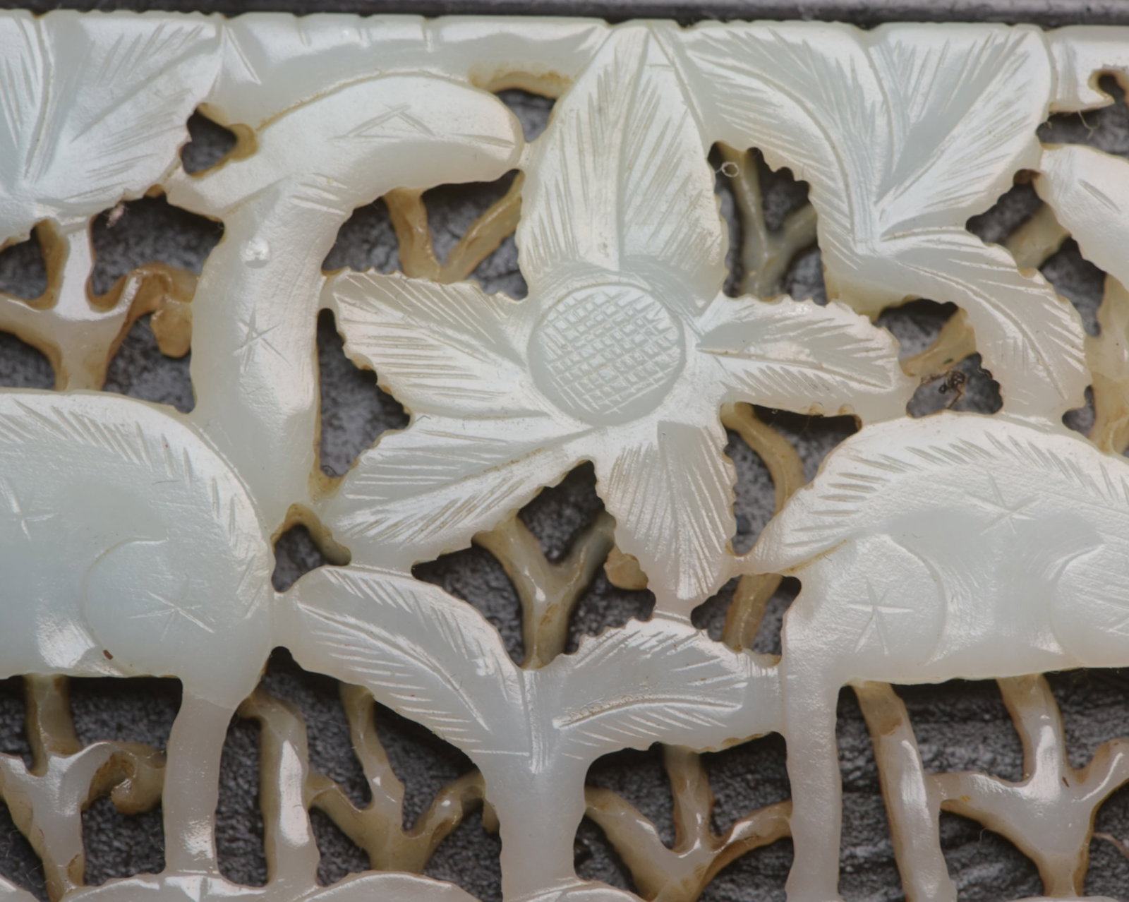 An Exquisite White Jade Crane Pattern Bed - 8