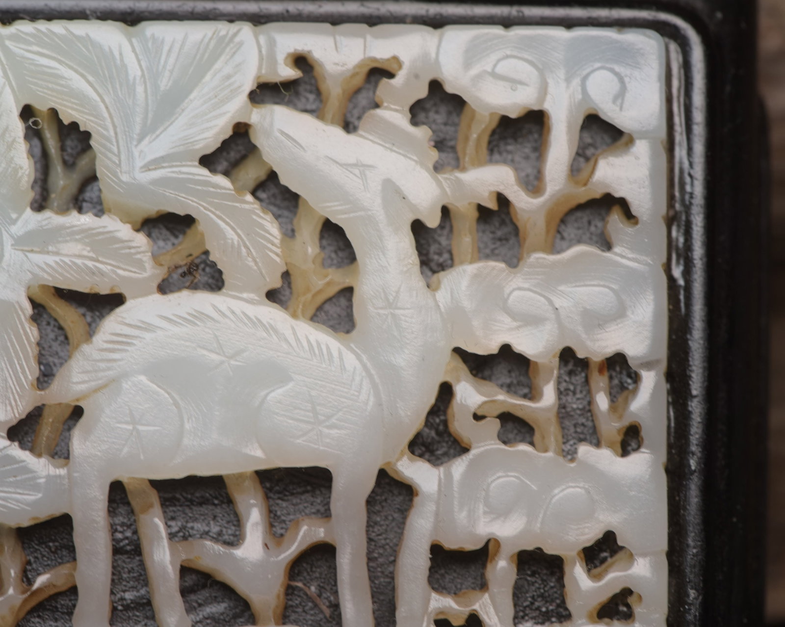 An Exquisite White Jade Crane Pattern Bed - 9