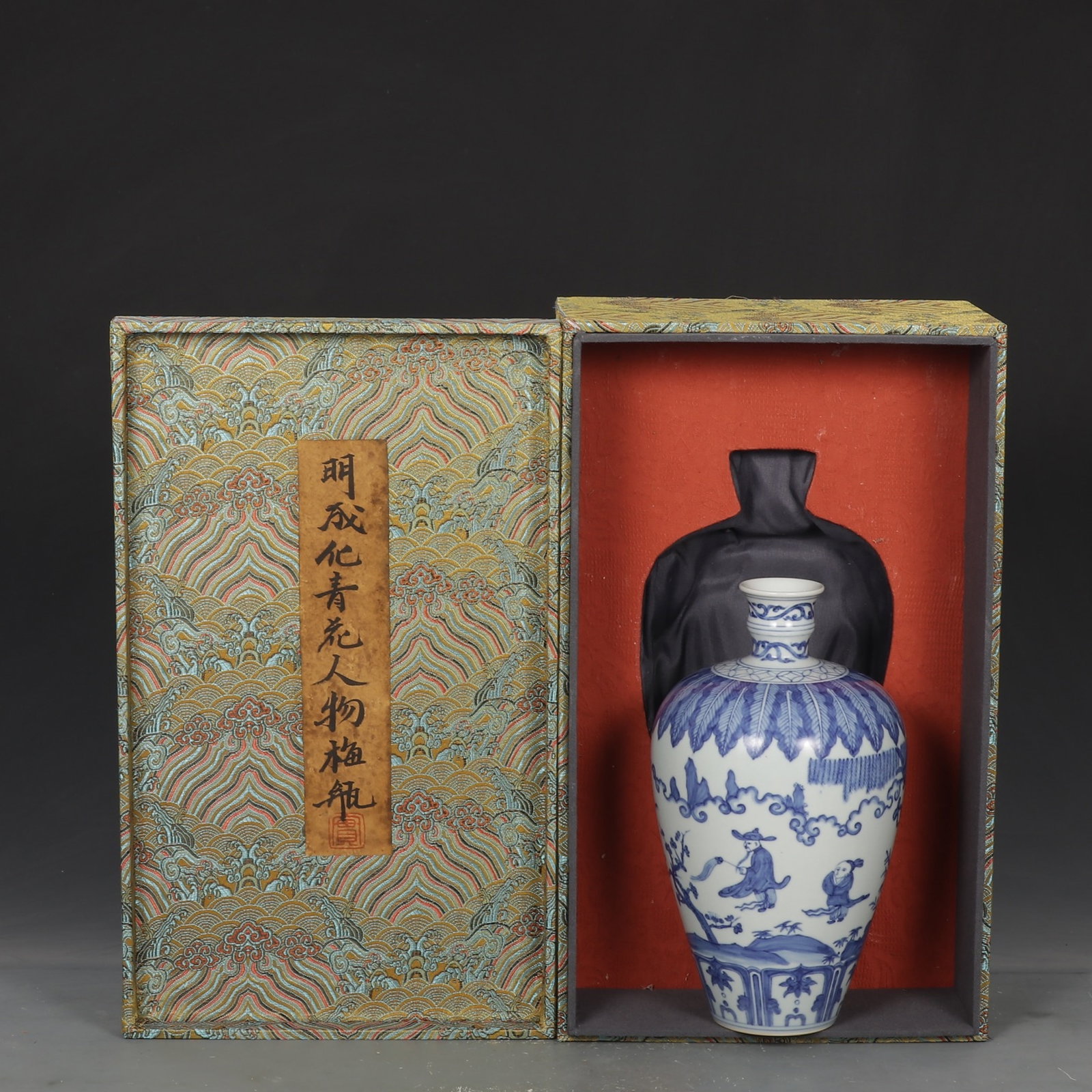 An Exquisite Blue and White Character and Story Pattern Vase: An Exquisite Blue and White Character and Story Pattern Vase,Ming Dynasty,China,Chenghua Six-character Mark,Size:9.8inx5.5in 青花人物故事纹瓶,中&#