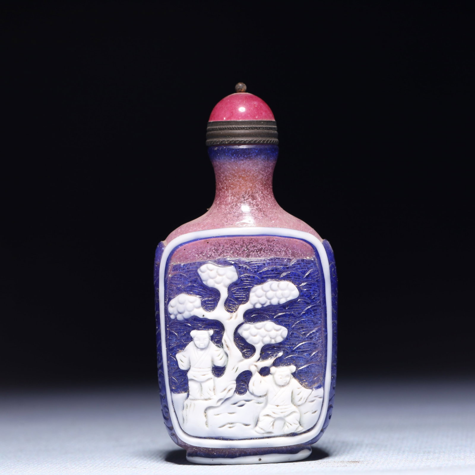 An Exquisite Glass Figure Pattern Snuff Bottle: An Exquisite Glass Figure Pattern Snuff Bottle,Qing Dynasty,China,Size:1.6inx0.8inx3.1in,Weight:64.8g 琉璃人物纹鼻烟壶,中国清代
