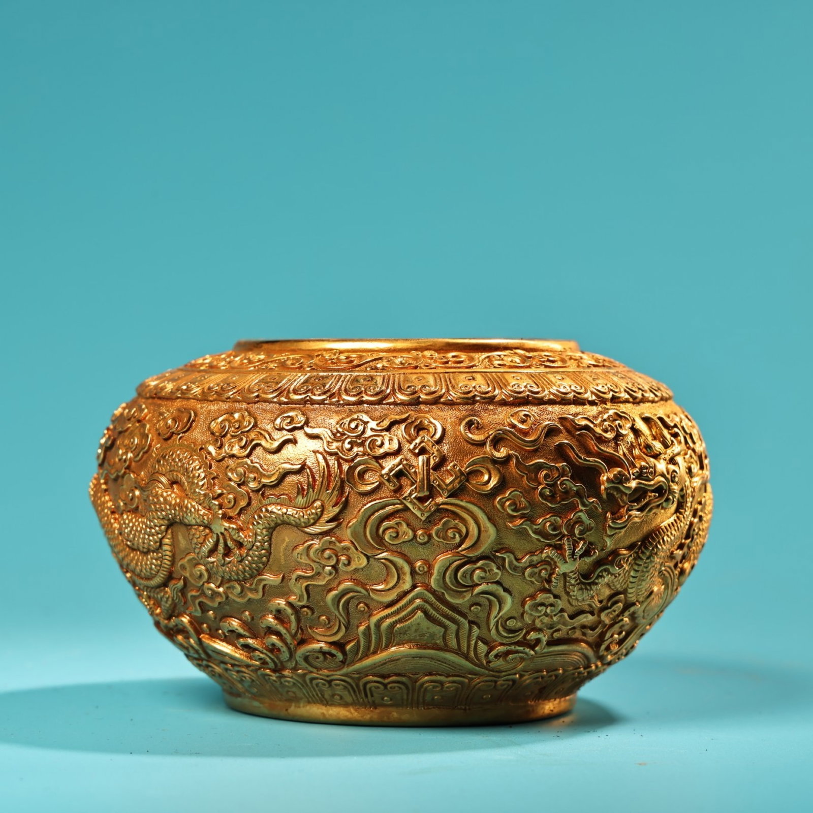 An Exquisite Gilt Bronze Auspicious Cloud and Dragon Pattern Jar: An Exquisite Gilt Bronze Auspicious Cloud and Dragon Pattern Jar,Qing Dynasty,China,Qianlong Four-character Mark,Size:2.8inx5.1in,Weight:560g 铜鎏金祥云龙纹&#