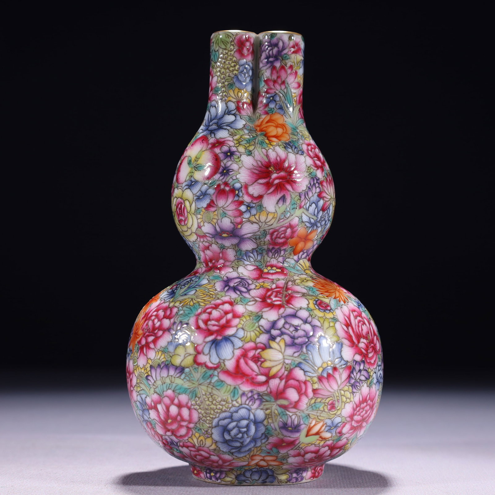 An Exquisite Famille-Rose Painted Gold Flower Pattern Gourd-Shaped Vase: An Exquisite Famille-Rose Painted Gold Flower Pattern Gourd-Shaped Vase,Qing Dynasty,China,Qianlong Six-character Mark,Size:3.3inx6.5in,Weight:400g