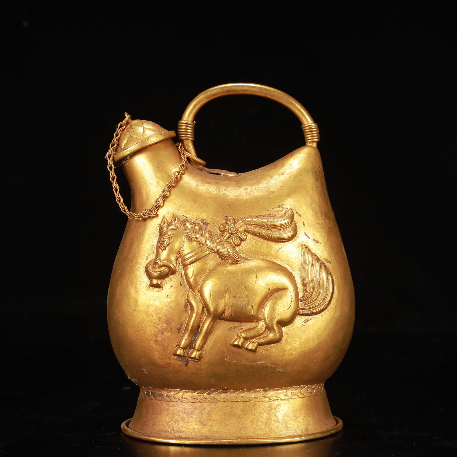 An Exquisite Gilt Bronze Horse Pattern Ewer: An Exquisite Gilt Bronze Horse Pattern Ewer,Qing Dynasty, China,With Mark,Size:5.1inx3.5inx6.7in,Weight:800g